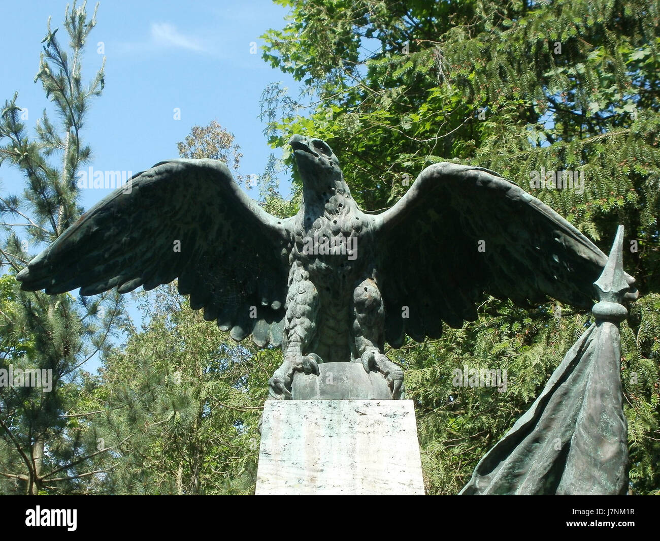 Dieses Bild zeigt das Kriegsdenkmal 1870 in Hockenheim, das den Soldaten des Deutsch-Französischen Krieges gewidmet ist. Das Denkmal steht als historisches Symbol im öffentlichen Raum der Stadt. Stockfoto
