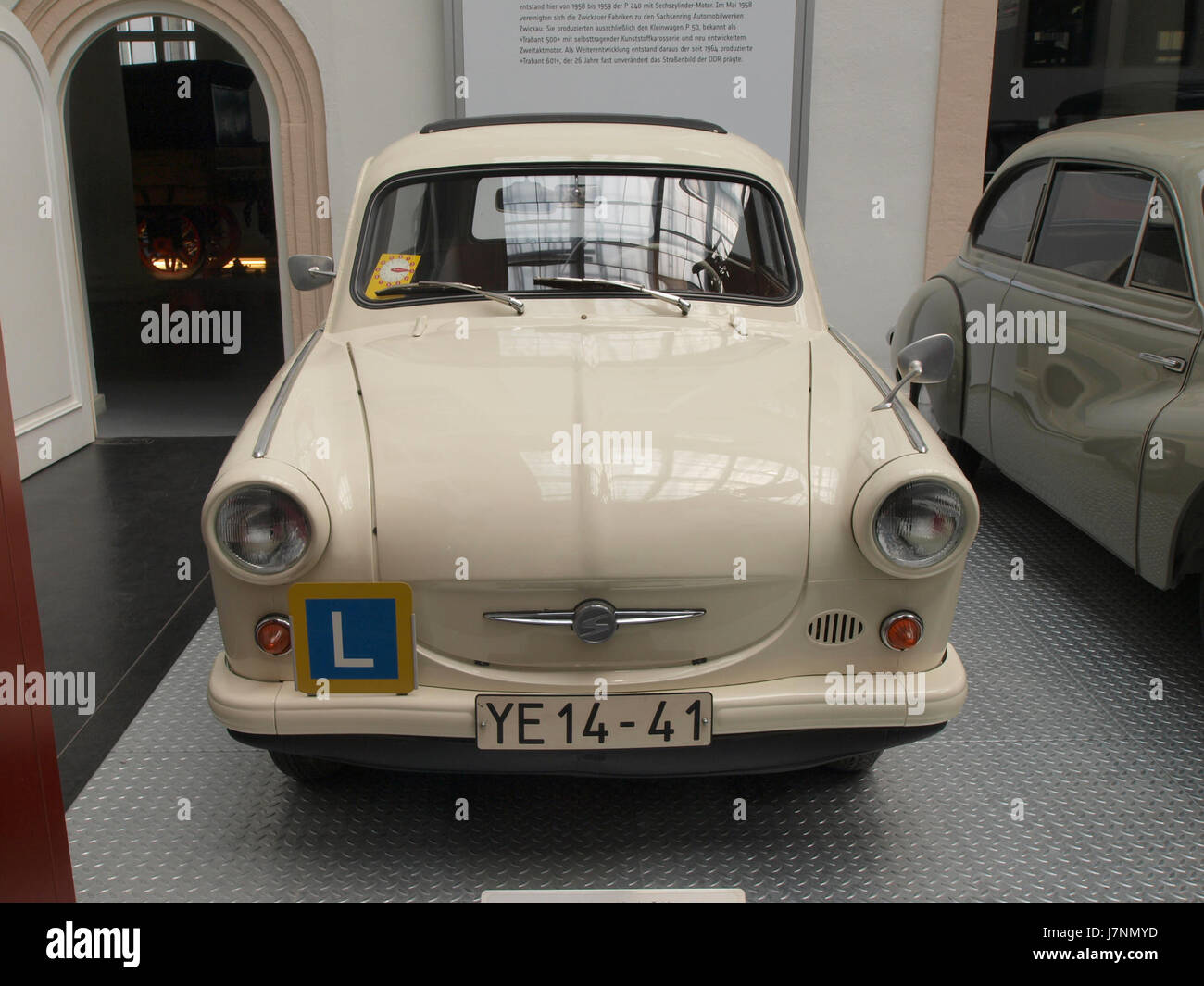 Der 1964 VEB Trabant P 60 Kombi de Luxe ist ein in der DDR hergestellter Kompaktwagen, der für seine markante Kunststoffkarosserie und seinen kleinen Zweitaktmotor bekannt ist. Beliebt für seine Erschwinglichkeit und Einfachheit, wurde es zu einem ikonischen Fahrzeug der ehemaligen DDR, das während des Kalten Krieges für viele Ostdeutsche das Alltagsfahrzeug repräsentierte. Stockfoto