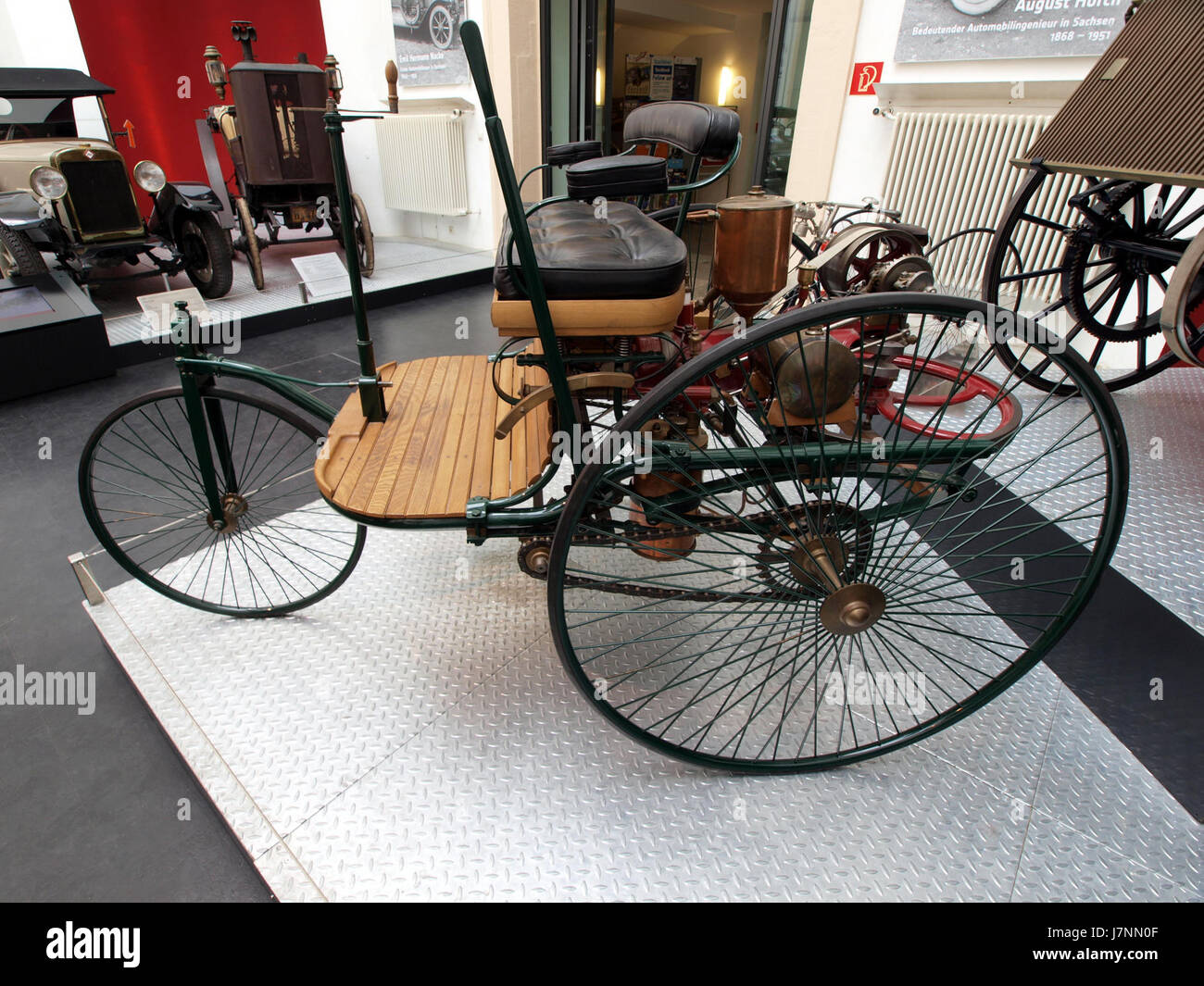 Der Benz Patent Motorwagen, 1886 von Karl Benz entwickelt, war das erste Automobil der Welt. Dieses Replikat zeigt wahrscheinlich das bahnbrechende Design, das die Zukunft des Transportwesens verändert hat. Stockfoto