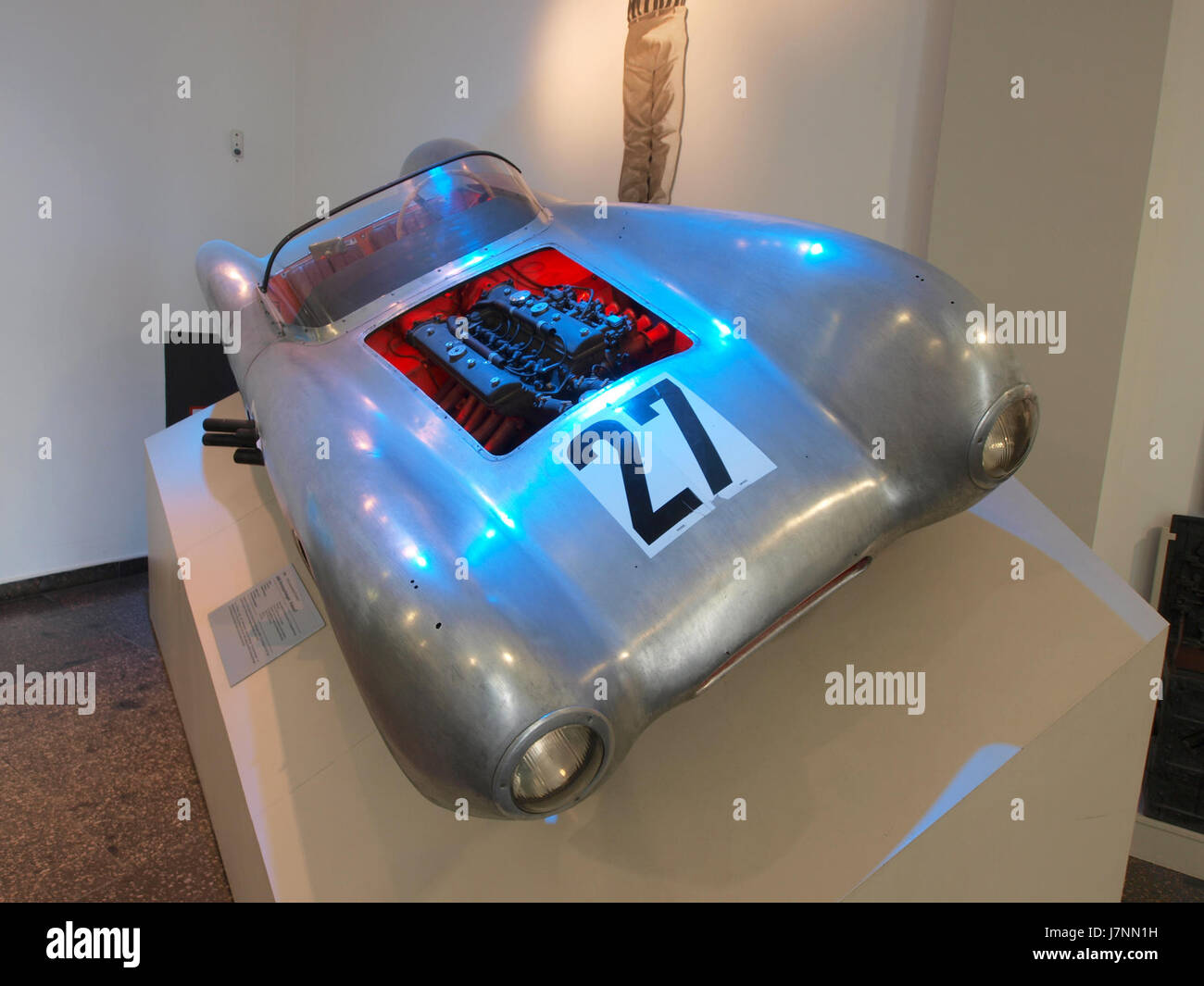 Der 1954 VEB AWE Rennsportwagen Klasse F ist ein Rennwagen aus der Nachkriegszeit, der von der Firma VEB AWE in Ostdeutschland gebaut wurde. Dieses Bild zeigt das Design des Fahrzeugs und hebt seine technischen und sportlichen Fähigkeiten hervor. Stockfoto