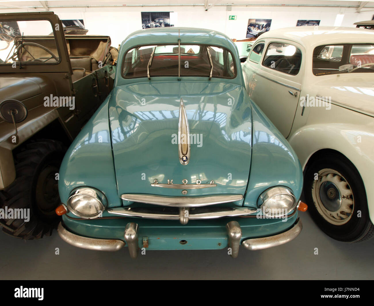 Eine Skoda 1200 Limousine aus dem Jahr 1952, Typ 955, die das Design und die mechanischen Merkmale des Oldtimers zeigt und die Fahrzeugtechnik der Mitte des 20. Jahrhunderts widerspiegelt. Stockfoto