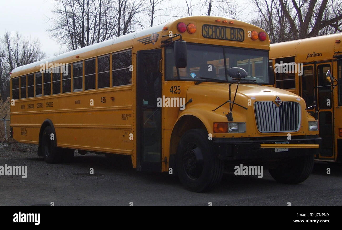 Dieser 2003 IC CE-Schulbus, fotografiert im Oktober 2007 in North Syracuse, New York, ist Teil der Flotte gelber Schulbusse, die häufig für den Transport von Schülern in den Vereinigten Staaten verwendet werden. Das Modell ist bekannt für seine Langlebigkeit und Sicherheit. Stockfoto