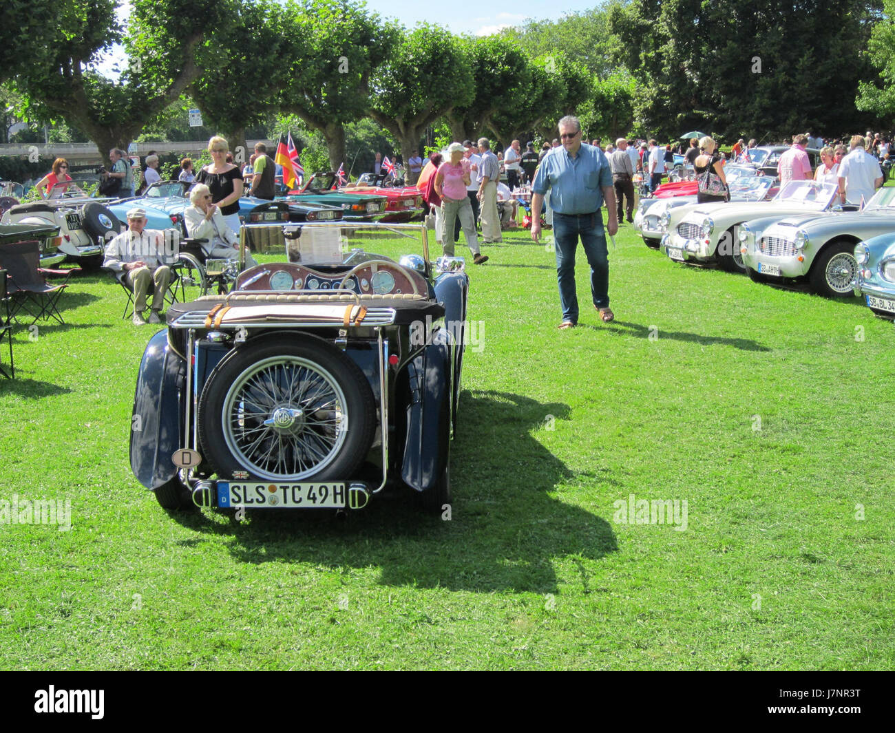 Dieses Bild zeigt einen britischen Roadster aus dem Jahr 1986, aufgenommen in SaarbrÃ¼cken, Deutschland. Er unterstreicht das Design und den Stil klassischer britischer Sportwagen in den 1980er Jahren Stockfoto