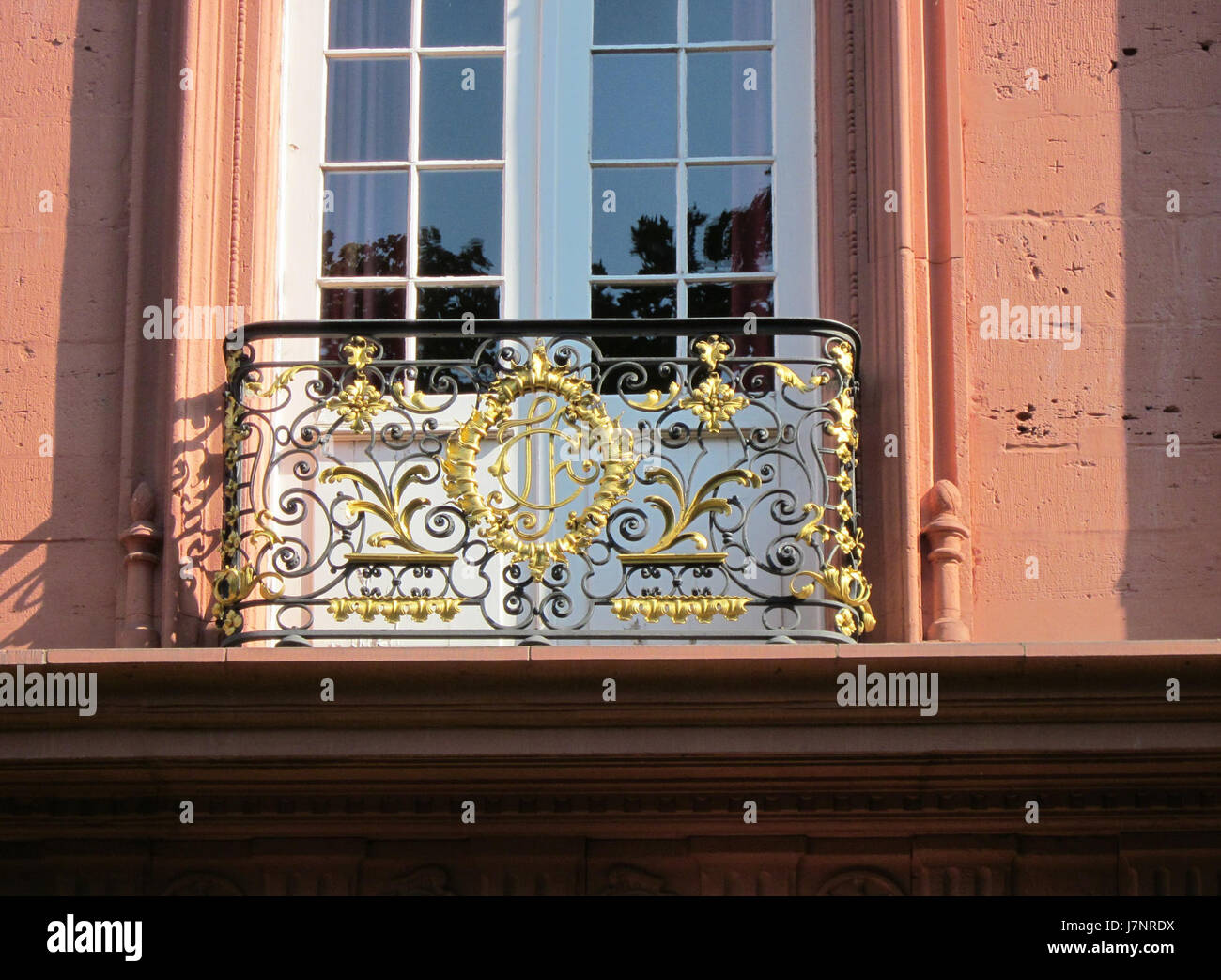 Ein Bild oder Dokument mit dem Titel „20120727Schloss Mainz08“, das wahrscheinlich das Schloss Mainz, ein historisches Schloss in Mainz, darstellt, aufgenommen am 27. Juli 2012, das eine visuelle Aufzeichnung seiner Architektur und Umgebung liefert. Stockfoto Ein Bild oder Dokument mit dem Titel „20120727Schloss Mainz08“, das wahrscheinlich das Schloss Mainz, ein historisches Schloss in Mainz, darstellt, aufgenommen am 27. Juli 2012, das eine visuelle Aufzeichnung seiner Architektur und Umgebung liefert. Stockfoto