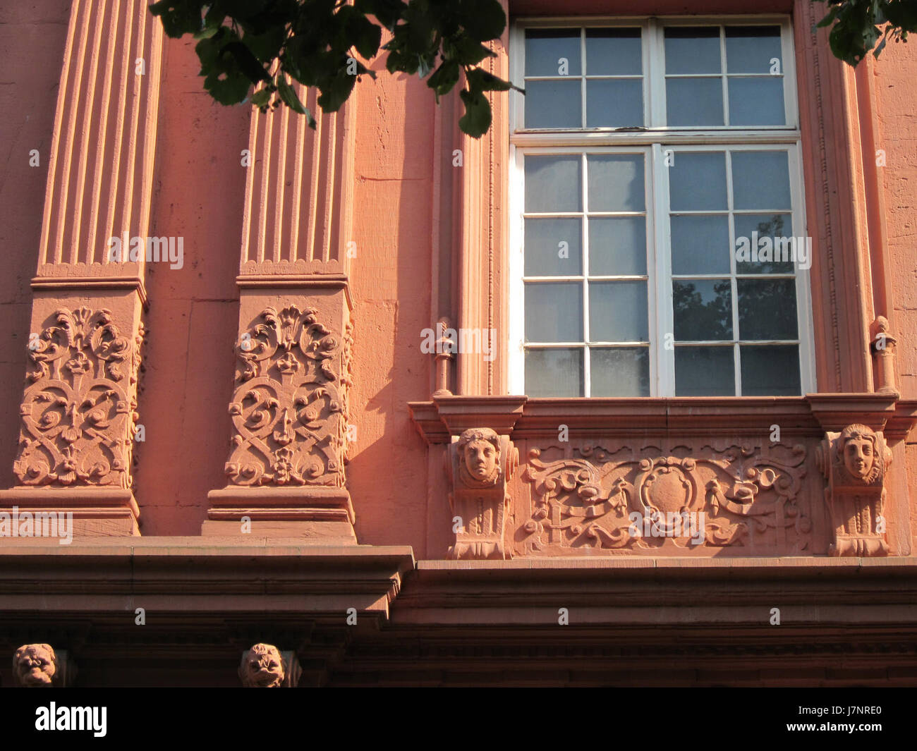 Das Schloss Mainz in Mainz ist ein historisches Schloss mit bedeutendem architektonischen und kulturellen Wert. Das Gebäude diente im Laufe der Geschichte verschiedenen Zwecken und ist ein Wahrzeichen der Region. Stockfoto Das Schloss Mainz in Mainz ist ein historisches Schloss mit bedeutendem architektonischen und kulturellen Wert. Das Gebäude diente im Laufe der Geschichte verschiedenen Zwecken und ist ein Wahrzeichen der Region. Stockfoto