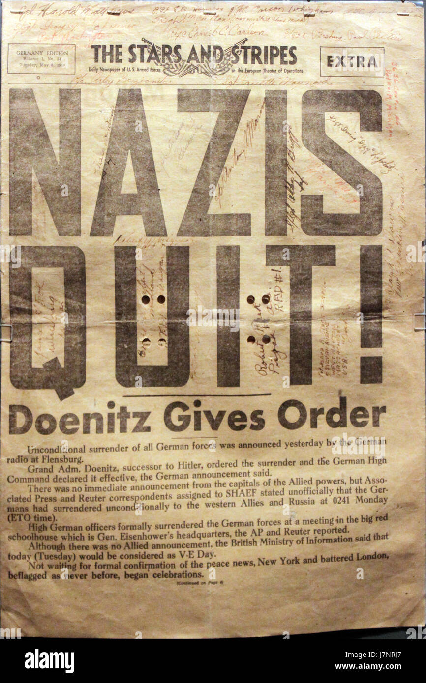 Die Stars and Stripes Extra-Ausgabe vom 8. Mai 1945 berichtete über das offizielle Ende der Nazi-Truppen und markierte die Einstellung der Feindseligkeiten in Europa. Diese Ausgabe feierte den Sieg und den Rückzug der Nazis, was das Ende des Zweiten Weltkriegs in Europa bedeutete. Stockfoto