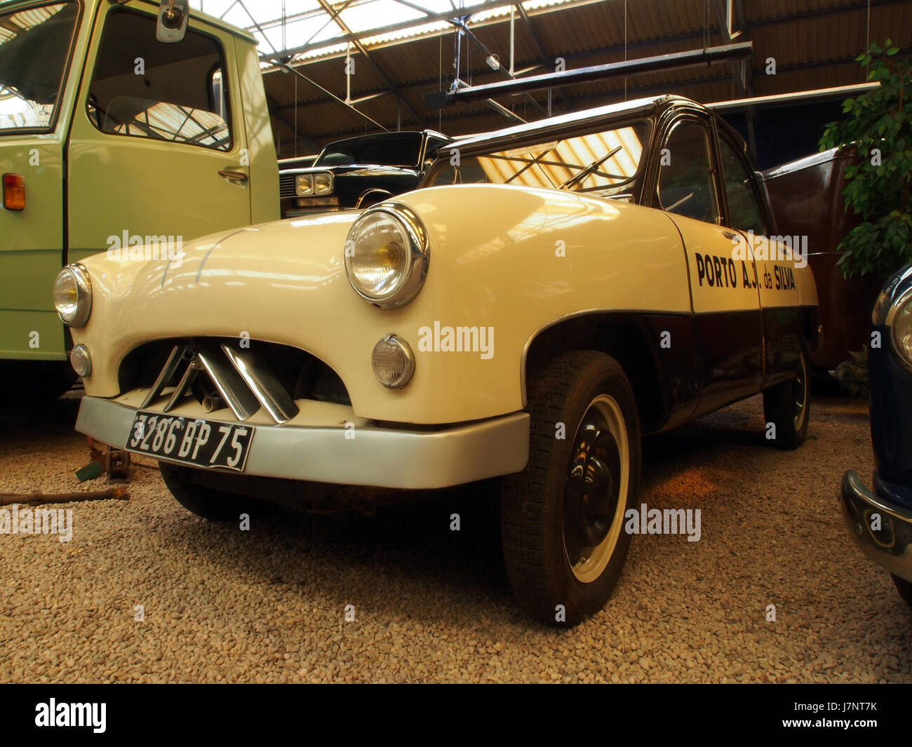 Der Citroen 2CV 1953 mit ANTEM-Karosserie, entworfen von Philippe Charbonneaux, stellt einen bedeutenden Moment in der Automobilgeschichte dar. Der 2CV, bekannt für seine Effizienz und sein schlichtes Design, ist eine beliebte französische Ikone, die die Automobiltechnik und Innovation der Mitte des 20. Jahrhunderts widerspiegelt. Stockfoto
