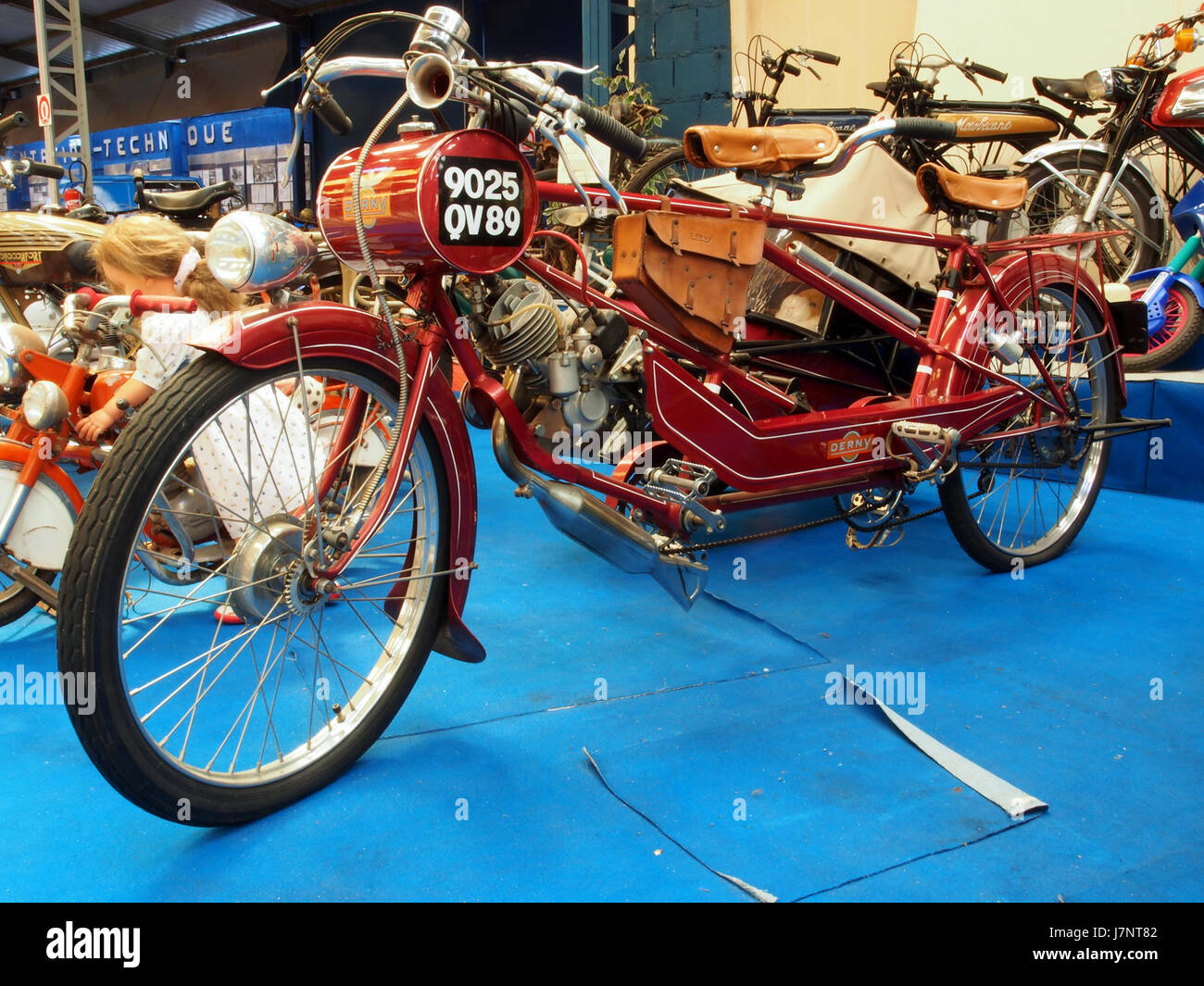 Das 1951 Tandem Derny ist ein klassisches Rennrad, das im Rennsport eingesetzt wird. Sein einzigartiges Design verfügt über einen Tandemrahmen mit einem motorisierten Derny-Pacer, der Radfahrern bei Rennen hilft, höhere Geschwindigkeiten zu erreichen. Dieses historische Motorrad stellt eine wichtige Entwicklung in der Geschichte des Radsports dar und trägt zur Entwicklung der Renntechnologie bei. Stockfoto