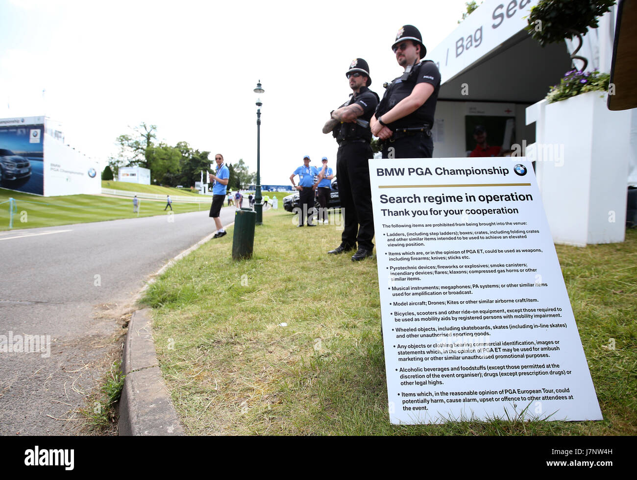 Polizei beweisen zusätzliche Sicherheit und eine Kündigungsfrist von einer Suche Reginme im Betrieb nahe dem Eingang zum Kurs während der Tag eines der 2017 BMW PGA Championship in Wentworth Golf Club, Surrey. Stockfoto