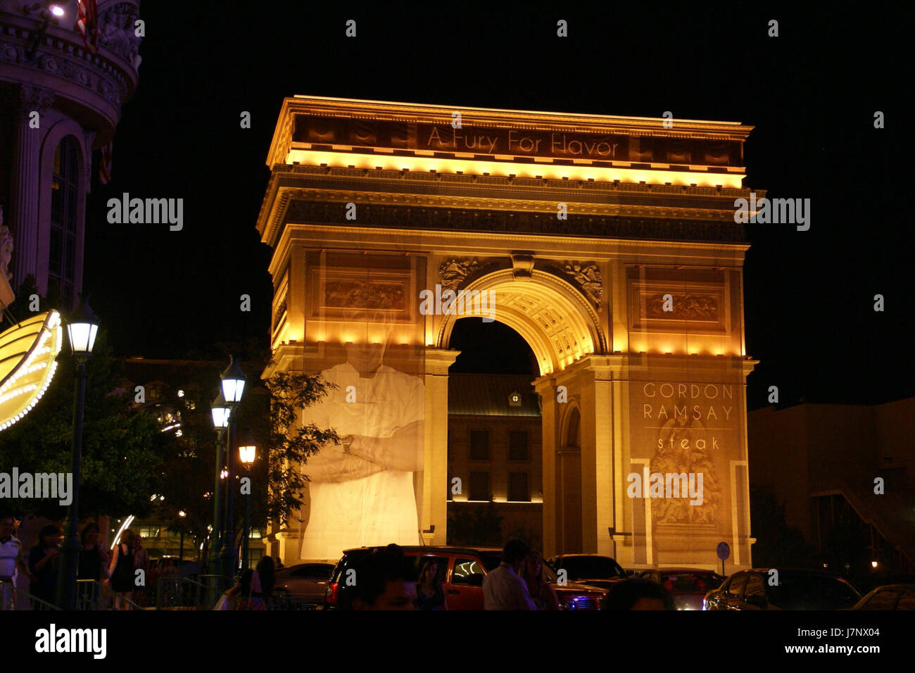 Das Bild von 202627 Arch am Paris Drive in Las Vegas, Nevada, bietet einen Einblick in die moderne Architektur der Stadt. Das Gebäude ist Teil der ikonischen Landschaft von Las Vegas, bekannt für sein lebhaftes Design und seine Kultur, die auf Unterhaltung ausgerichtet ist. Stockfoto