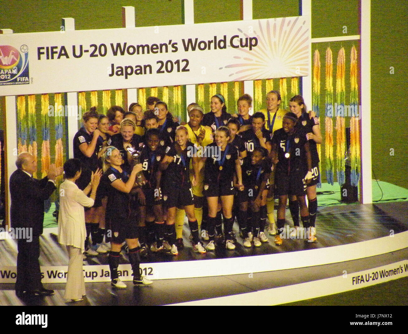 Ein Bild zum Gedenken an die FIFA U-20-Frauen-Weltmeisterschaft 2012, in dem die siegreiche Mannschaft und ihre Erfolge hervorgehoben werden. Das Foto zeigt die Freude und den Stolz der jungen Athleten nach ihrem Meisterschaftssieg. Stockfoto