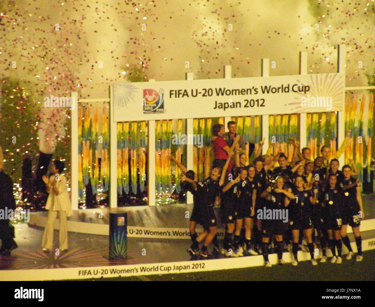 Dieses Bild feiert die Champions der FIFA U-20-Frauen-Weltmeisterschaft 2012, einem renommierten internationalen Fußballturnier. Die Veranstaltung zeigte die Talente junger Fußballerinnen aus aller Welt. Stockfoto