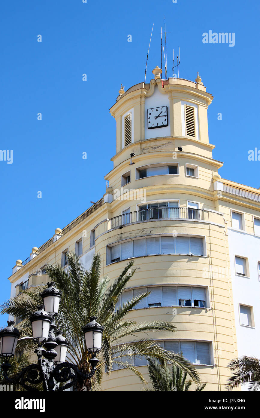 Turm Uhr Antenne Andalusien Geschäft Haus gelb blaue Turm grün Pastell Stockfoto