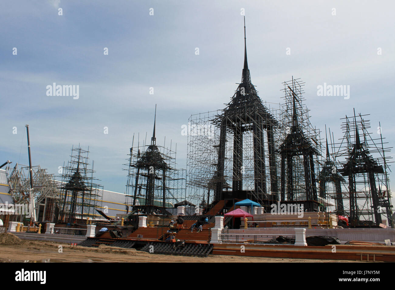 Bangkok, Thailand. 25. Mai 2017. Der Scheiterhaufen und umgebenden Pavillons für die späten thailändischen Königs Bhumibol Adulyadej ist im Bau in Sanam Luang Park, vor dem Grand Palace in Bangkok gesehen. Die Einäscherung des späten Monarchen Thailands Bhumibol Adulyadej am 26. Oktober stattfinden wird die Junta kündigte am 25 April, knapp über einem Jahr seit seinem Tod stürzte das Königreich in tiefer Trauer. Bildnachweis: Vichan Poti/Pacific Press/Alamy Live-Nachrichten Stockfoto