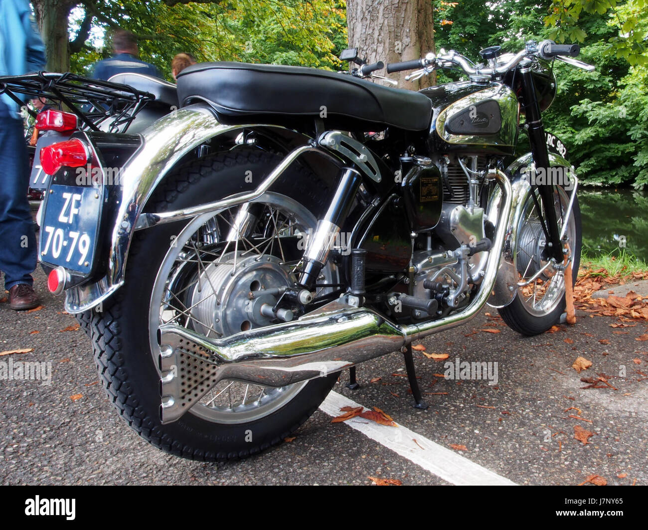 Der 1951 Triumph T6 Thunderbird ist ein klassisches britisches Motorrad, das für sein schlankes Design und seinen leistungsstarken Motor bekannt ist. Dieses Bild zeigt das legendäre Motorrad und spiegelt die Handwerkskunst und Technik wider, die es zu einem herausragenden Modell für Motorradfahrer der Mitte des 20. Jahrhunderts gemacht hat. Stockfoto