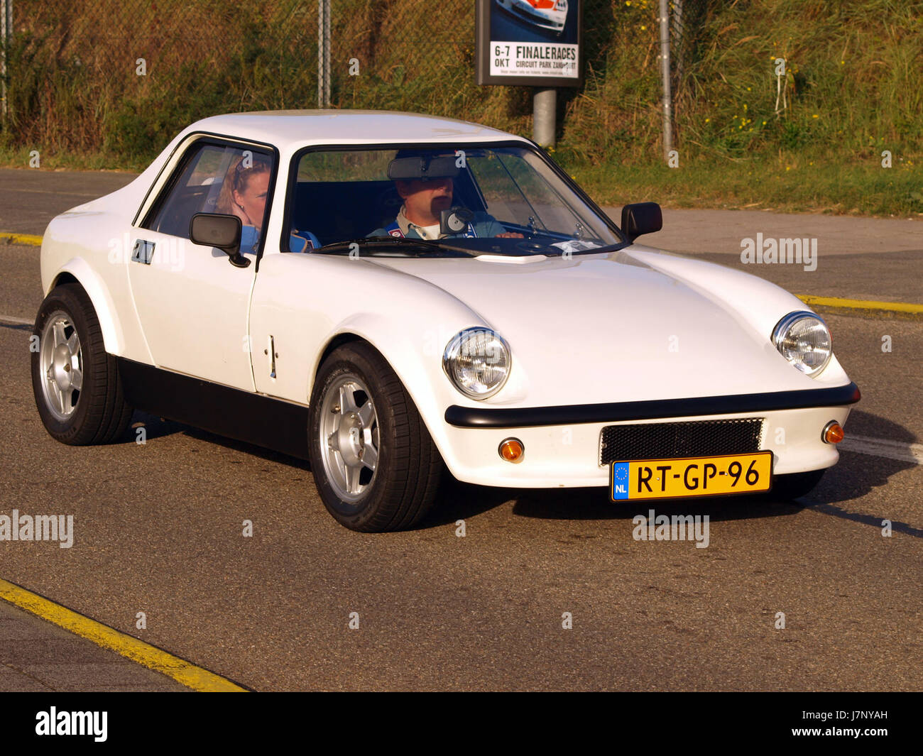 Dieser Titel bezieht sich wahrscheinlich auf ein Bild eines 1982 GTM-Fahrzeugs, insbesondere eines zweiachsigen Lkw mit starrer Karosserie, das möglicherweise seine Konstruktion oder Konstruktion zeigt. Stockfoto