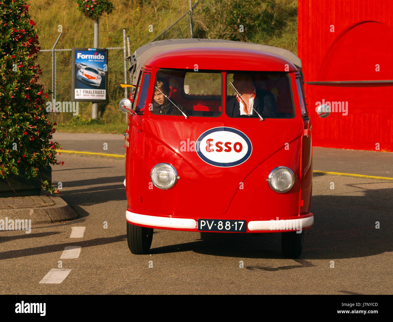 Der Volkswagen Transporter T1 2/26 Pickup 1956 ist ein klassisches Fahrzeug der Volkswagen Transporter-Baureihe, das für sein kultiges Design bekannt ist. Er verfügt über eine geteilte Windschutzscheibe und eine Pickup-Konfiguration. Dieses Modell wurde berühmt für seine Zuverlässigkeit und Vielseitigkeit und diente verschiedenen kommerziellen und privaten Zwecken. Stockfoto