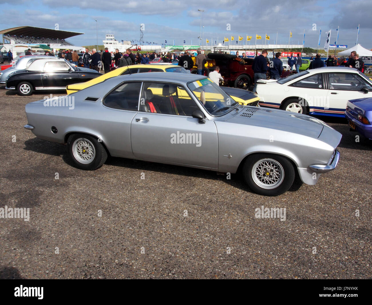 Der Opel Manta 1971 ist ein klassisches Sport-Coupé, das für sein stilvolles Design und seine Leistung bekannt ist. Dieses Bild zeigt das schlanke Äußere und spiegelt die Trends des Automobildesigns der frühen 1970er Jahre wider Stockfoto