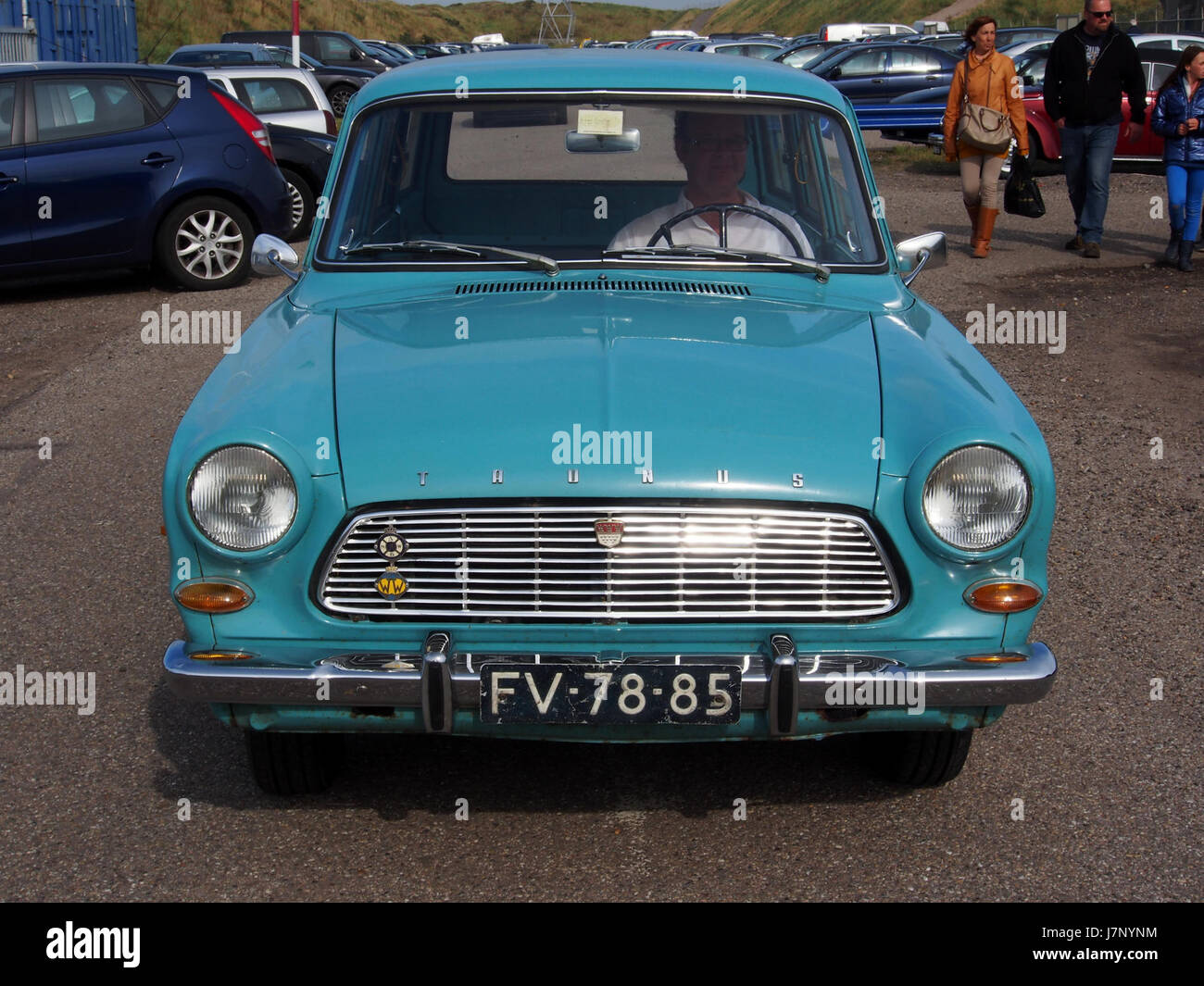 Der 1965er Ford Taunus 12M P4, ein klassisches Modell der Mitte der 1960er Jahre, zeigt das unverwechselbare Design und die technischen Merkmale dieser Ära und trägt zum Erbe der Marke Ford in der Automobilgeschichte bei. Stockfoto