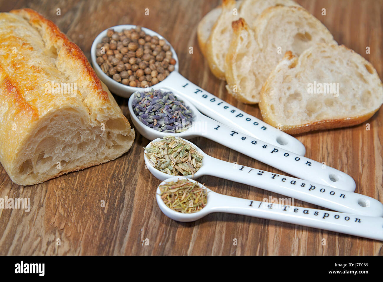 Holzmaserung weiße Tischplatte Löffel Kräuter Müsli essen Nahrungsmittel Holzmaserung Tischplatte Stockfoto