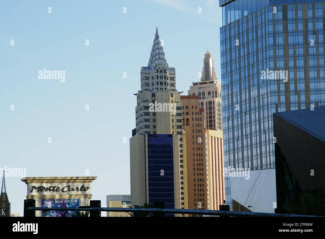 Das New York-New York Hotel in Las Vegas, Nevada, ist bekannt für seine berühmte Skyline mit Nachbildungen von New Yorks Wahrzeichen. Es ist ein beliebtes Resort, das Unterhaltung, Restaurants und Unterkünfte im Herzen von Las Vegas bietet. Stockfoto