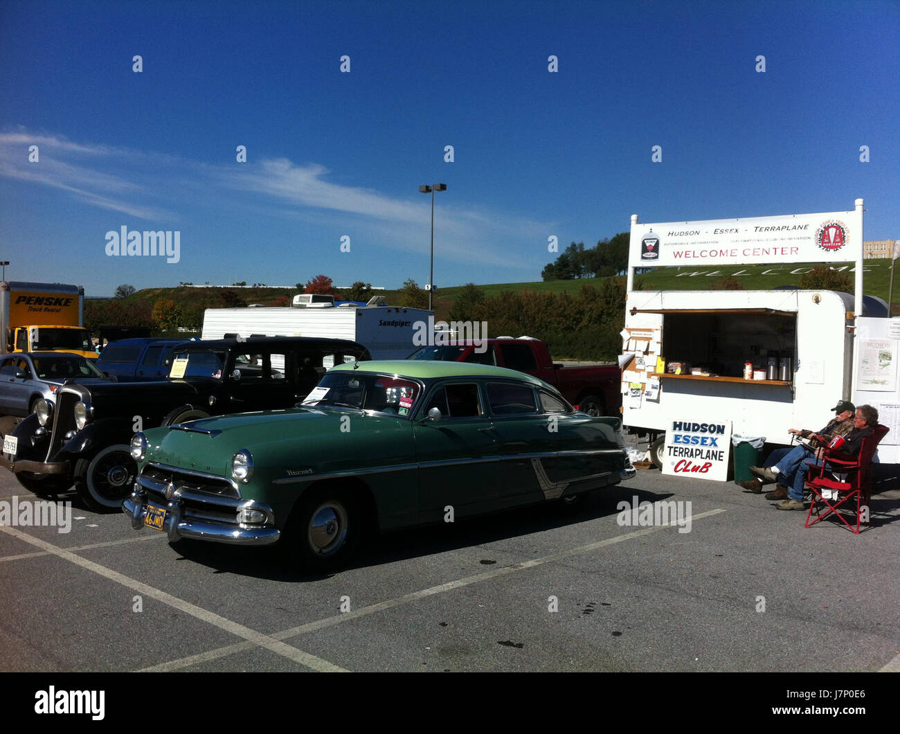 Die Hudson Hornet Limousine 1954 ist ein amerikanisches Oldtimermodell, das für sein unverwechselbares Design und seine Leistung bekannt ist. Es wurde 2012 beim Hershey HET Club vorgestellt und zeigte den historischen und automobilen Wert des Fahrzeugs. Stockfoto