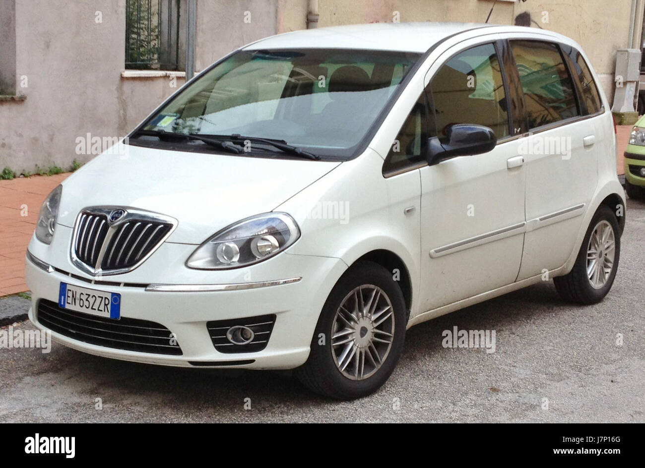 Der 2011 Lancia Musa 1,3 Multijet ist ein kompaktes Mehrzweckfahrzeug, das für seine Kraftstoffeffizienz und sein praktisches Design bekannt ist. Dieses Fahrzeug bietet ein komfortables Fahrerlebnis mit Schwerpunkt auf städtischer Mobilität und niedrigen Emissionen, was es zu einer beliebten Wahl für Stadtfahrten macht. Stockfoto