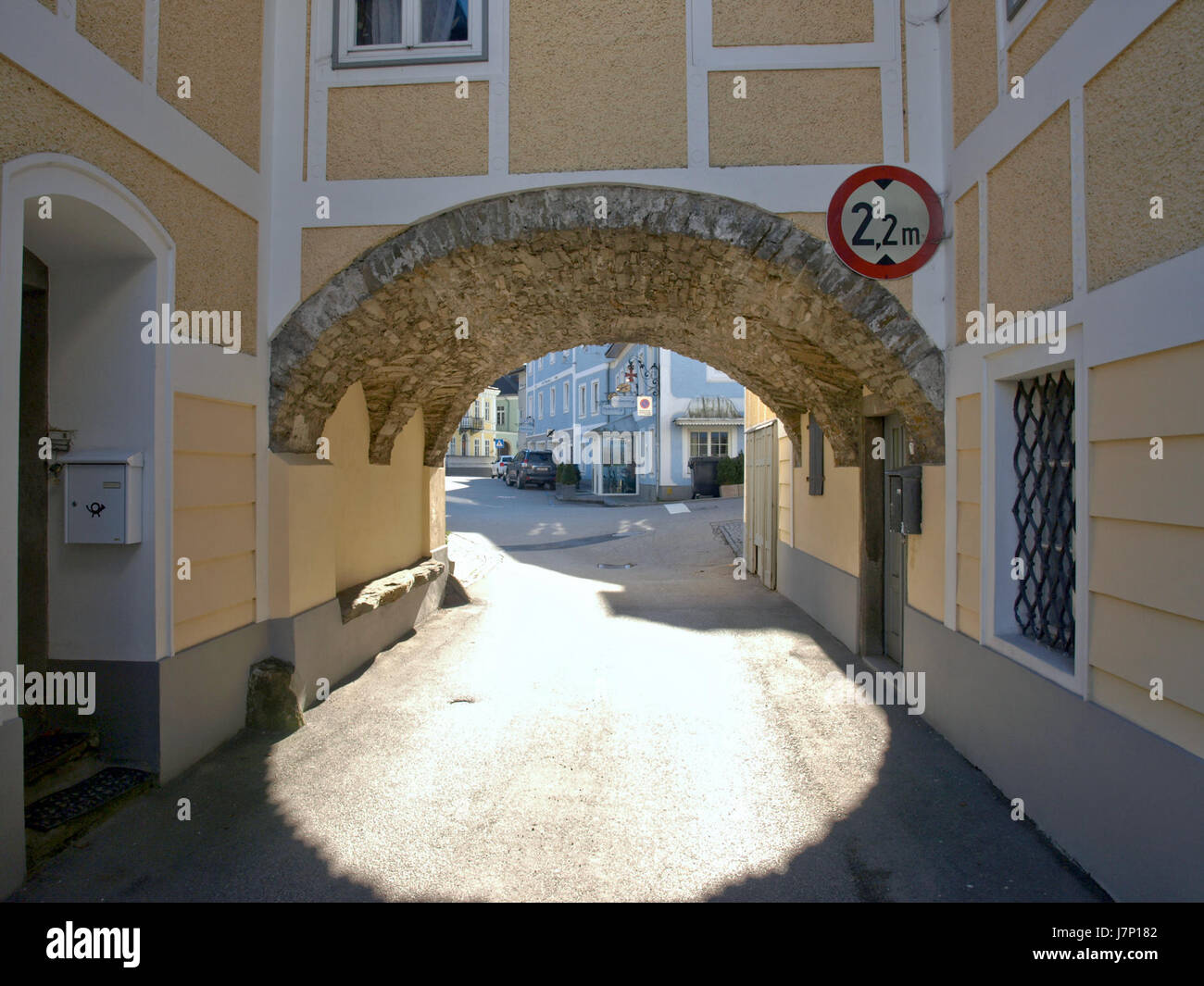 Dieser Titel bezieht sich wahrscheinlich auf ein bestimmtes Wohngebäude am Kirchenplatz 2 in Waidhofen an der Ybbs, Österreich. Die Adresse und das Datum deuten auf eine historische oder architektonische Bedeutung hin. Stockfoto