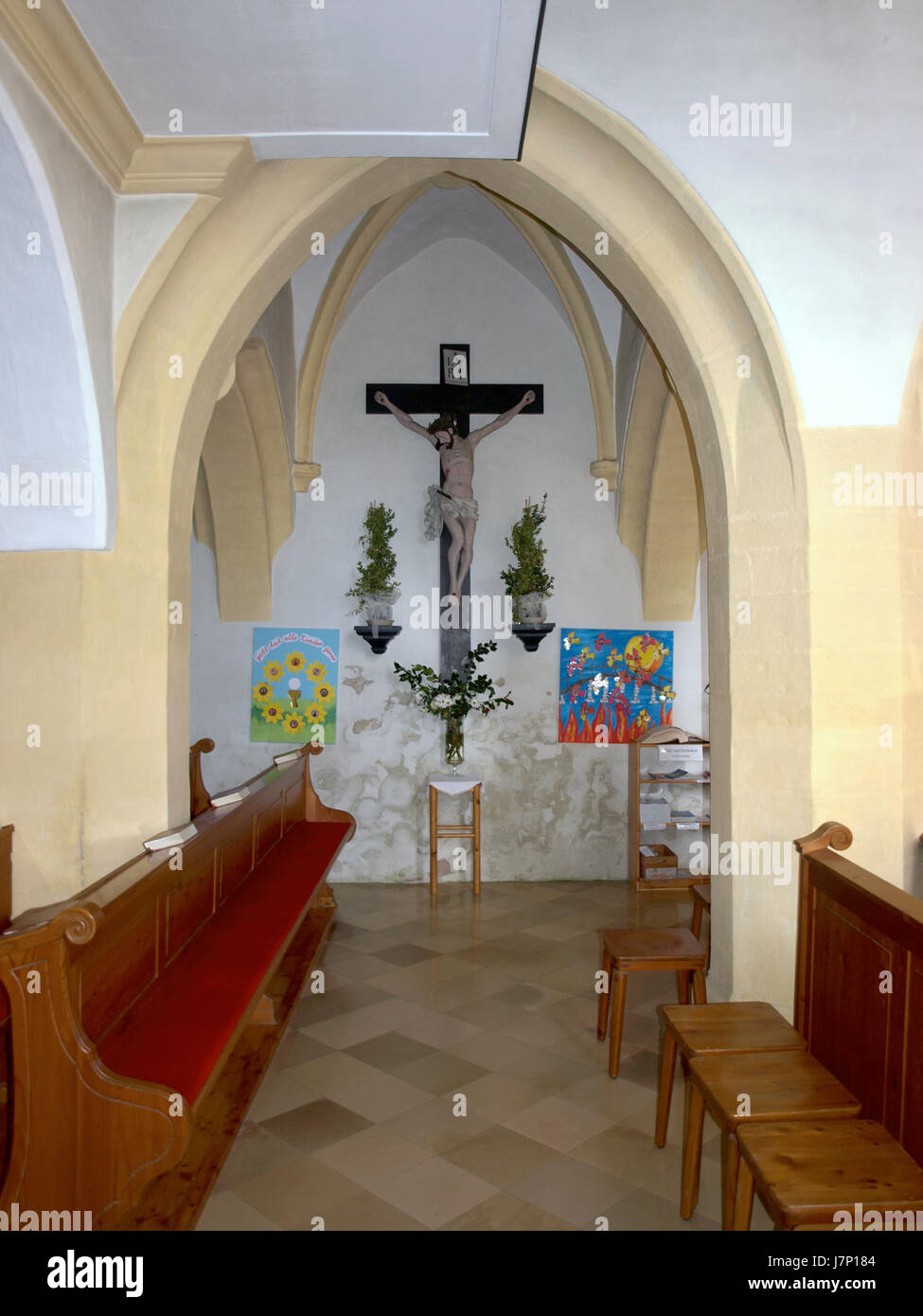 Dieser Titel bezieht sich auf eine Fotografie oder Dokumentation der Pfarrkirche St. Nikolaus in Windhag, die im November 2012 aufgenommen wurde. Sie konzentriert sich auf die architektonischen und religiösen Merkmale der Kirche. Stockfoto