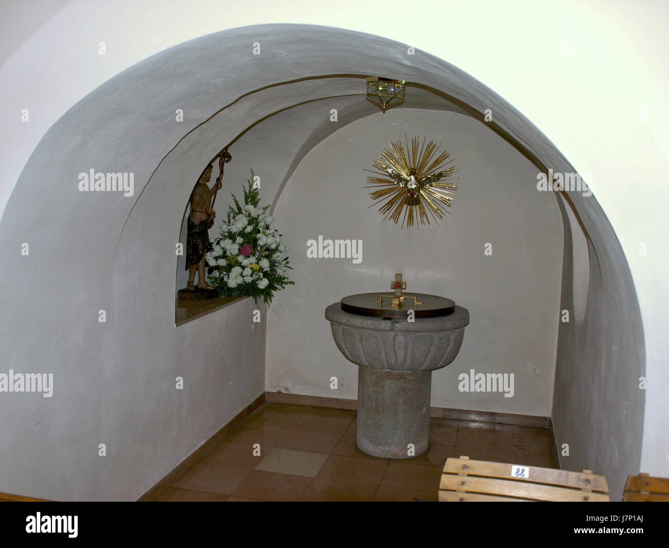 Dieses Bild zeigt die Pfarrkirche hll. Petrus und Paulus) in Viehdorf, möglicherweise ab 14. November 2012. Die Kirche ist bekannt für ihre historische Bedeutung und architektonischen Merkmale. Stockfoto