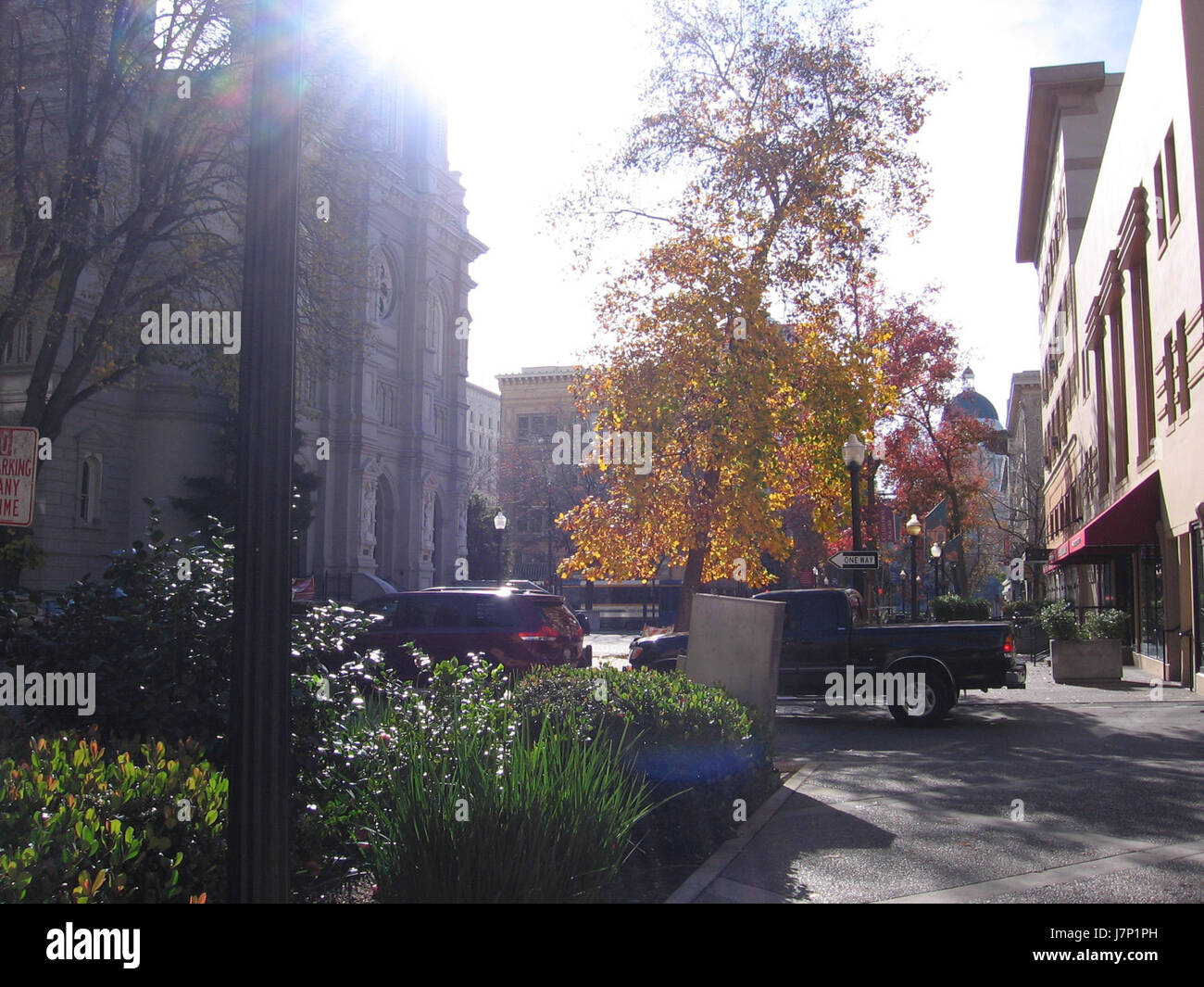 Dieses Foto von der Kreuzung von 11th Street und Capitol in Washington, D.C. zeigt eine Momentaufnahme des städtischen Lebens in der Hauptstadt. Das Bild spiegelt die architektonische Landschaft der Stadt und die alltägliche Aktivität des frühen 20. Jahrhunderts wider. Stockfoto