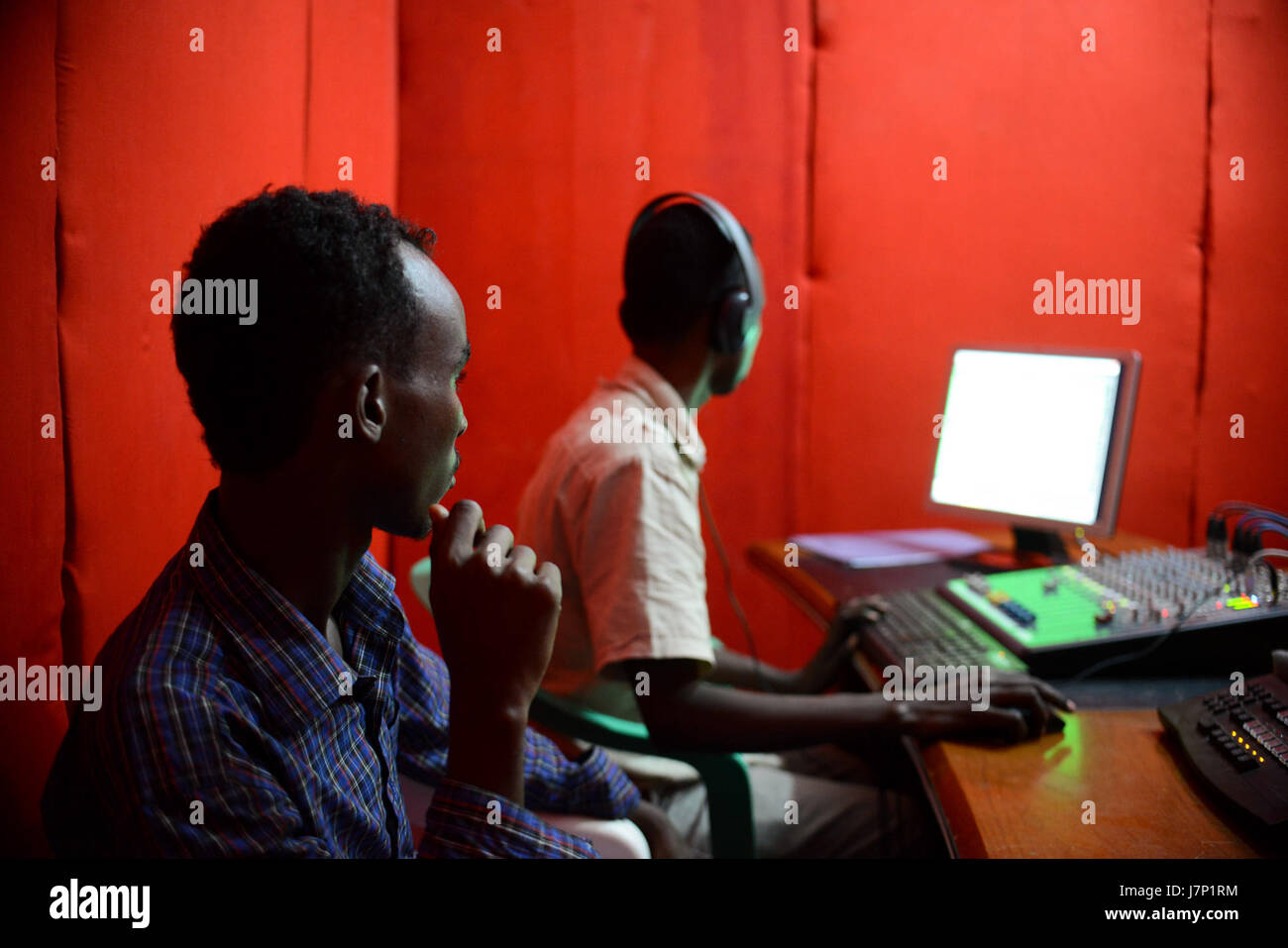 Dieses Foto zeigt einen Moment der AMISOM (Mission der Afrikanischen Union in Somalia), an der Journalisten während ihrer Berichterstattung am 8. Dezember 2012 beteiligt waren. Das Bild zeigt die Präsenz und die Aktivitäten von Journalisten, die sich mit den internationalen Friedenssicherungsbemühungen in Somalia befassen. Stockfoto