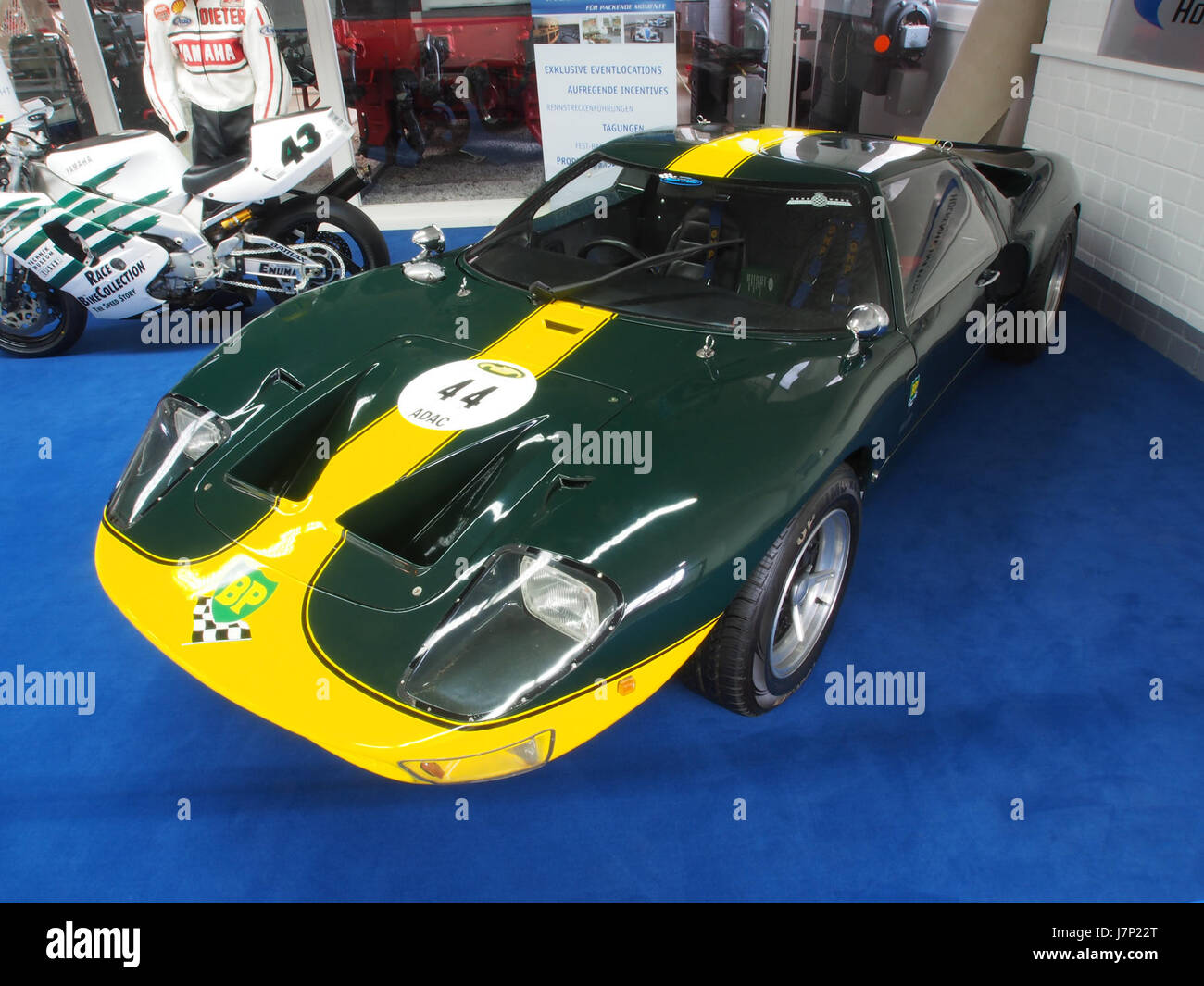 Der 1967 Green Ford GT40, eines der legendärsten Autos der Automobilgeschichte, ist bekannt für seinen kraftvollen Motor, sein schlankes Design und seinen Erfolg im Rennsport, insbesondere bei den 24-Stunden-Rennen in Le Mans. Der GT40 wurde zum Synonym für den Sieg im Langstreckenrennen. Stockfoto