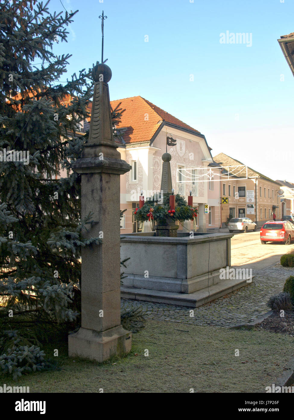 Dieses am 31. Dezember 2012 aufgenommene Bild zeigt den Ardagger Markt Pranger in Österreich. Der Pranger ist eine historische Stätte, die einst als Pranger oder öffentliche Strafvorrichtung genutzt wurde. Heute erinnert sie an frühere Praktiken und dient als Wahrzeichen der Stadt und bietet Einblick in die Geschichte und das kulturelle Erbe der Stadt. Die Stätte spiegelt historische Strafpraktiken in Österreich wider und ist ein interessanter Ort für Besucher der Region. Stockfoto
