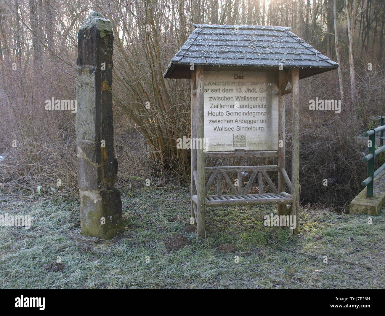 Der Ardagger Markt Landgerichtsstein ist ein historischer Steinmarker am Ardagger Markt in Österreich. Der Stein markiert einen wichtigen Punkt in Bezug auf die lokale Geschichte und dient als Wahrzeichen in der Region. Der besondere historische Kontext der Bedeutung der stoneÂ geht auf die lokale gerichtliche oder administrative Nutzung im 18. Jahrhundert zurück. Stockfoto