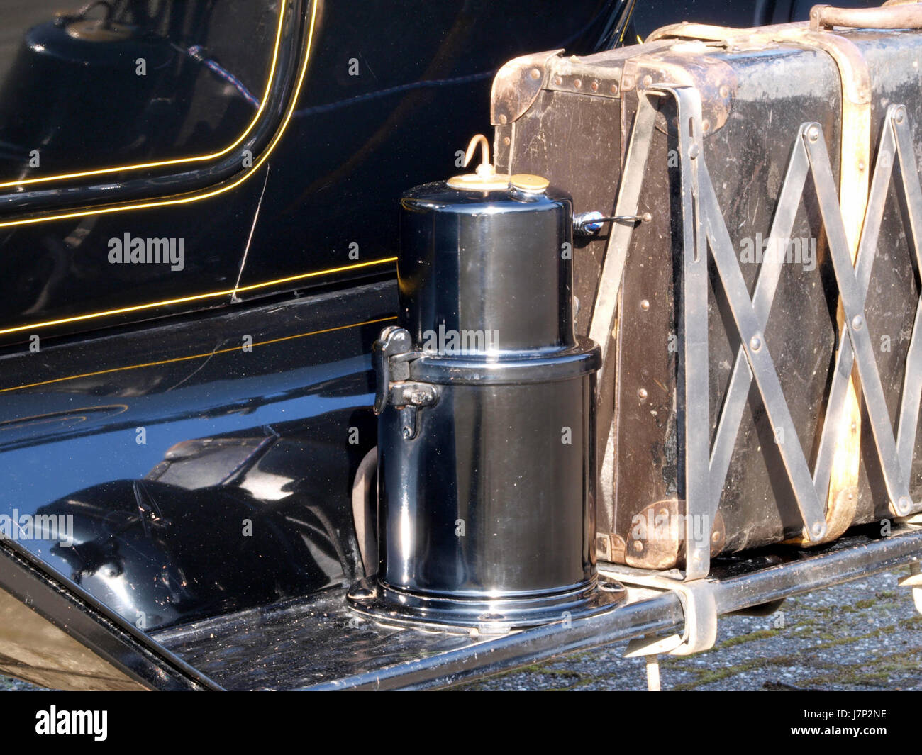 Der Ford Runabout von 1914 ist ein frühes Modell von Henry Fords bahnbrechendem Automobil und stellt einen bedeutenden Schritt in der Serienproduktion von Autos dar. Bekannt für sein kompaktes Design, war es beliebt für den persönlichen Gebrauch und ebnete den Weg für zukünftige Ford Fahrzeuge. Stockfoto