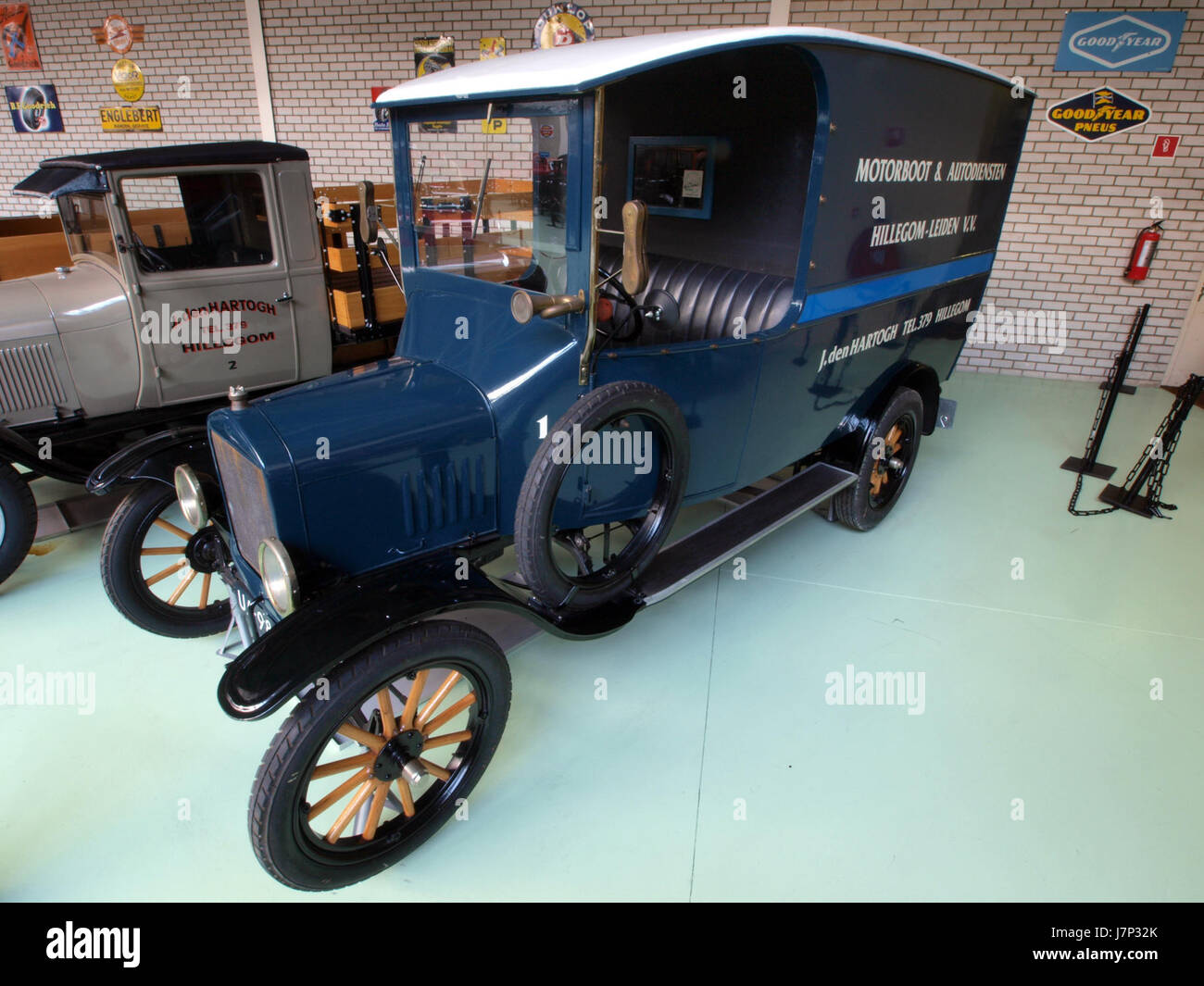 Das 1926 Ford Model T Delivery Fahrzeug ist ein klassisches Beispiel für das Automobildesign des frühen 20. Jahrhunderts und zeigt Henry Fords revolutionären Ansatz in der Massenproduktion. Dieses Modell wurde für Lieferungen verwendet, was seinen Nutzen während des Aufschwungs des Automobilhandels in den USA markierte Stockfoto