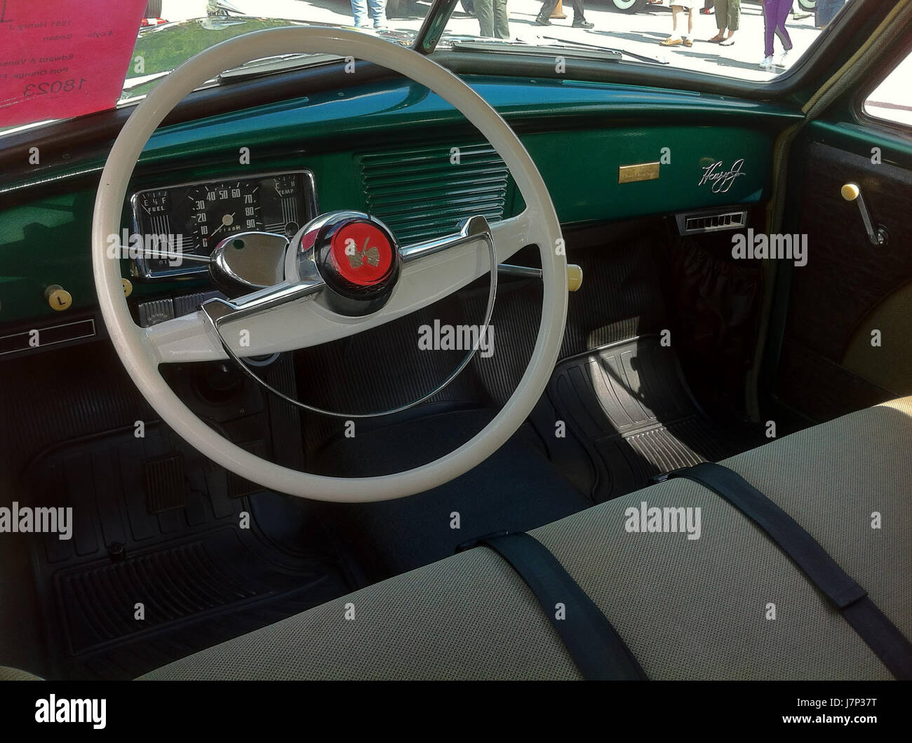 Die Henry J-Limousine aus dem Jahr 1951, ein amerikanischer Oldtimer, wird 2013 beim Treffen des AACA (Antique Automobile Club of America) in Lakeland vorgestellt. Bekannt für sein kompaktes Design und seine Erschwinglichkeit, wurde der Henry J zum Symbol der amerikanischen Automobilproduktion der Nachkriegszeit. Stockfoto