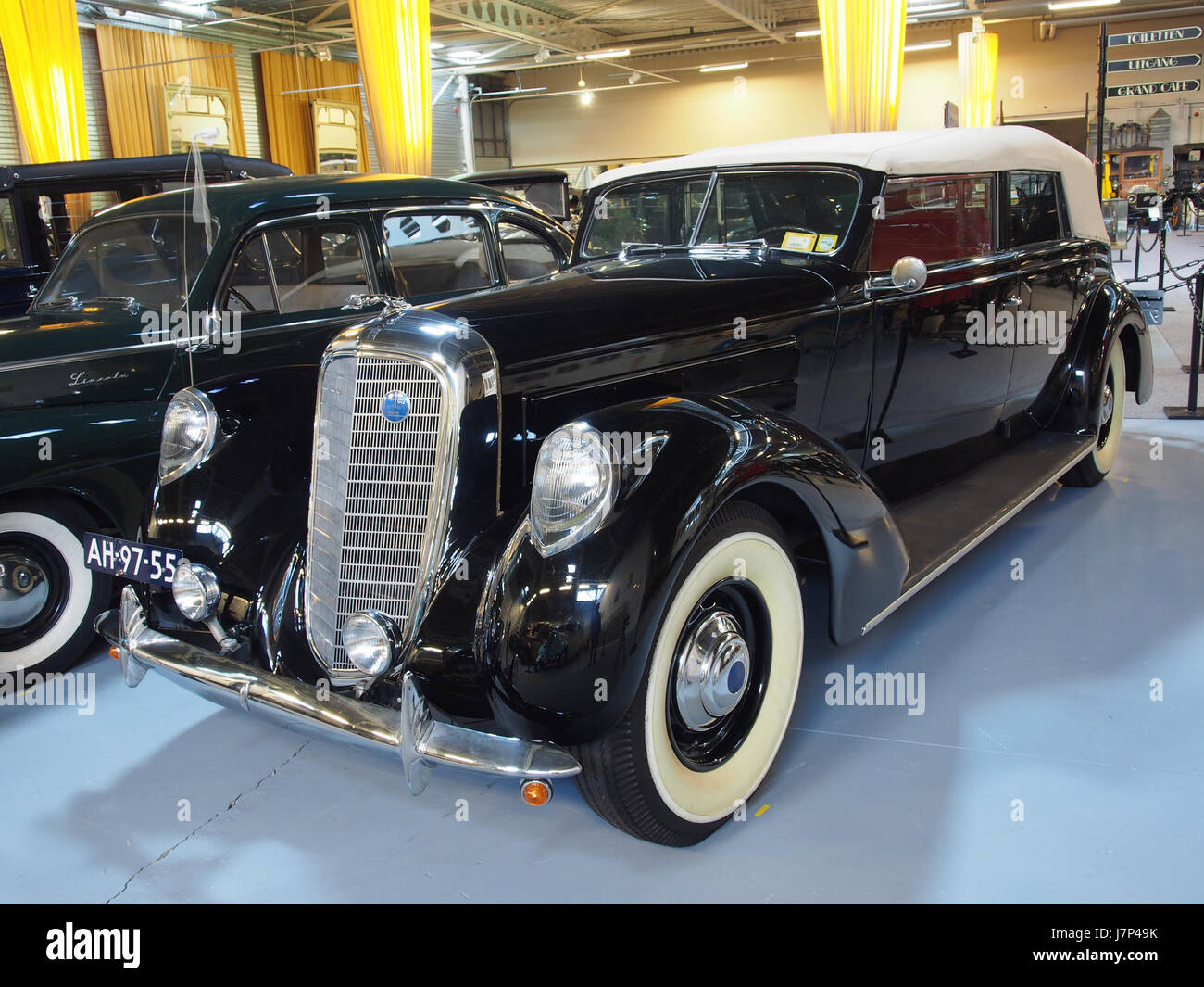 Die 1937 Lincoln K363A Cabriolet Limousine ist ein klassischer amerikanischer Luxuswagen, der für seine Eleganz und sein Design bekannt ist. Das Fahrzeug ist Teil der Lincoln K-Serie, einer Linie von Premium-Autos, die in den 1930er Jahren hergestellt wurden und Art Deco-Stil und Handwerkskunst zeigen. Stockfoto