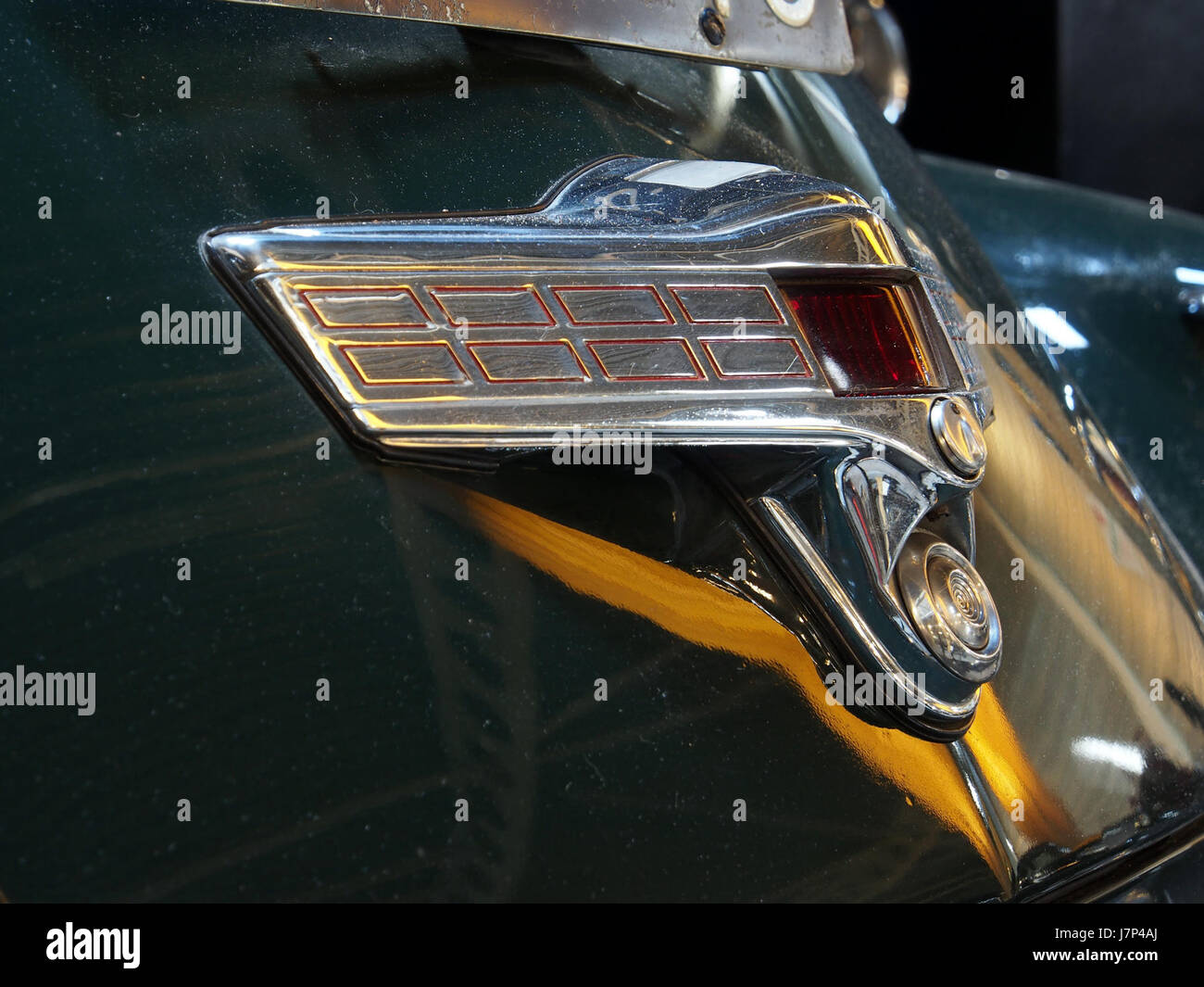 Dieses Bild zeigt eine Lincoln 76H Limousine aus dem Jahr 1947, die das Design und den Stil amerikanischer Automobile der Nachkriegszeit zeigt. Das Auto unterstreicht den Luxus und die Handwerkskunst, die typisch für Fahrzeuge aus der Mitte des 20. Jahrhunderts sind. Stockfoto