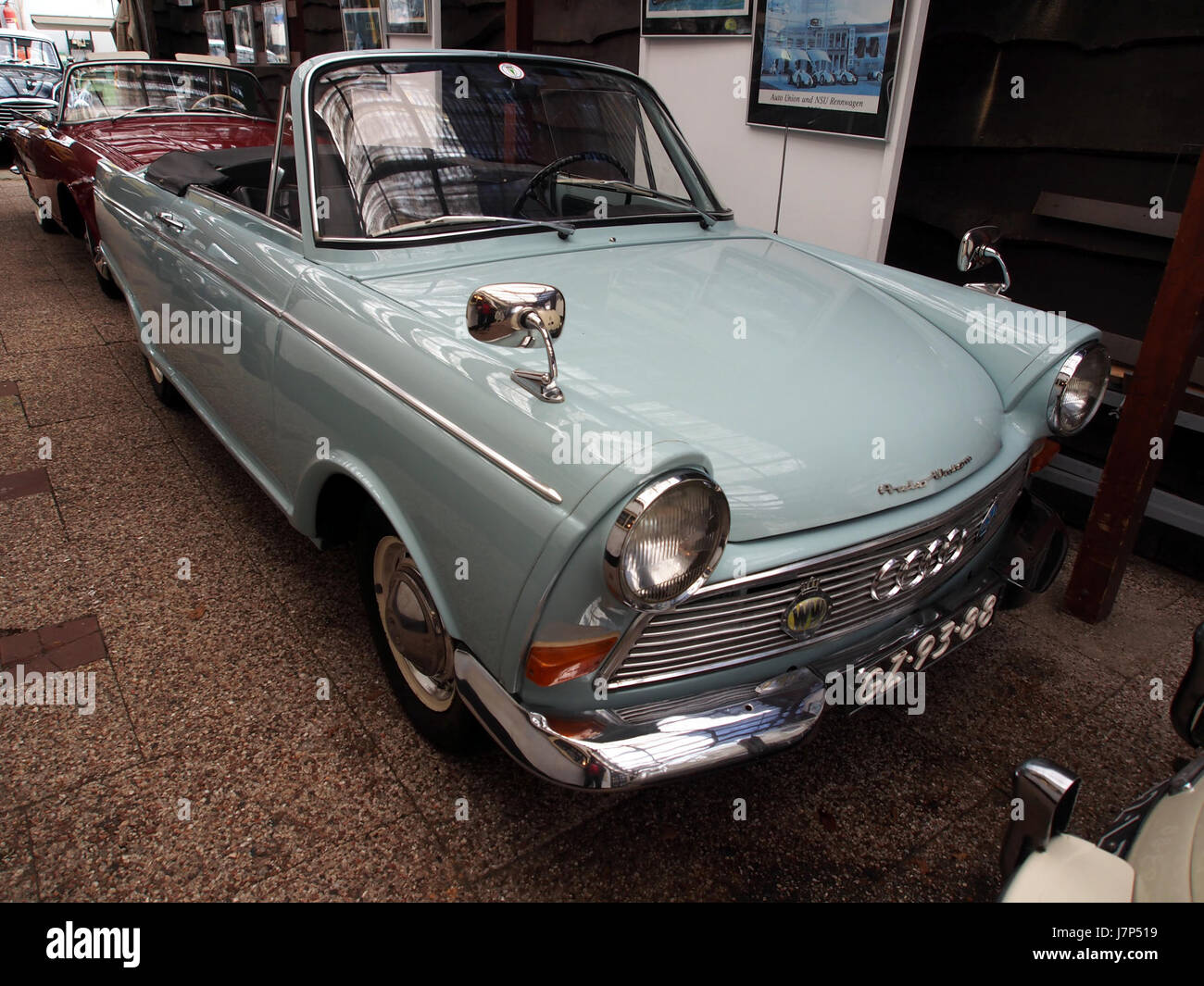 Der 1964 DKW F12 ist ein Kompaktwagen, der in den frühen 1960er Jahren von Auto Union hergestellt wurde Er hatte einen Zweitaktmotor und war Teil der DKW F-Serie, bekannt für seine innovative Technik und sein unverwechselbares Design. Das Modell F12 war in Europa zu dieser Zeit eine beliebte Wahl. Stockfoto
