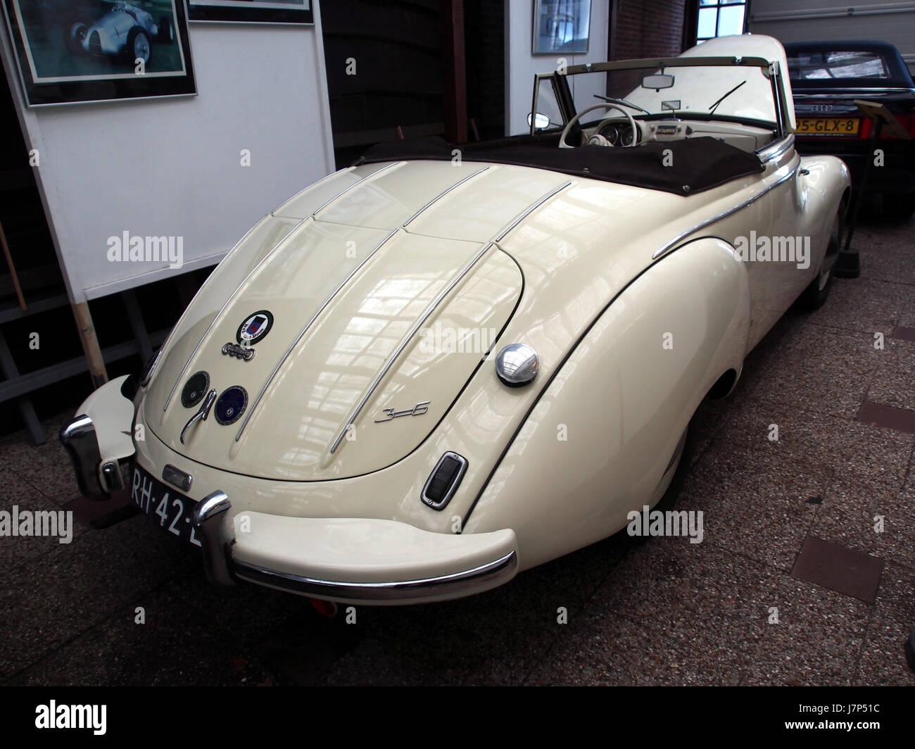 Das 1954 DKW F 91 Sonderklasse Cabriolet des deutschen Herstellers DKW ist mit einer von Karmann entwickelten Karosserie ausgestattet. Dieser Oldtimer, der für sein unverwechselbares Design und seine kompakte Größe bekannt ist, ist ein Beispiel für die Automobiltechnik der Nachkriegszeit. Die F 91 gehört zur Fahrzeuglinie der DKW aus den 1950er Jahren Stockfoto