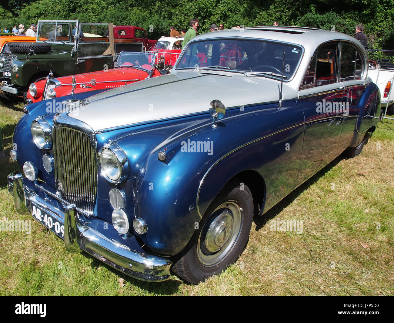 Der Jaguar Mark IX 1961 ist ein Luxusfahrzeug, das für sein elegantes Design und seine fortschrittliche Technik bekannt ist. Dieses Modell repräsentiert den klassischen Stil britischer Autos aus der Mitte des 20. Jahrhunderts mit raffinierter Ästhetik und starker Leistung. Stockfoto