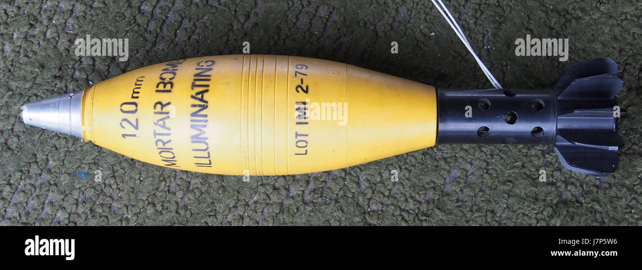 Dieses Bild zeigt eine 120-mm-Mörserbombe, die zur Beleuchtung entworfen wurde, fotografiert im Aalborg Forsvars og Garnisonsmuseum in Dänemark. Das Museum zeigt militärische Artefakte aus der dänischen Verteidigungsgeschichte. Stockfoto