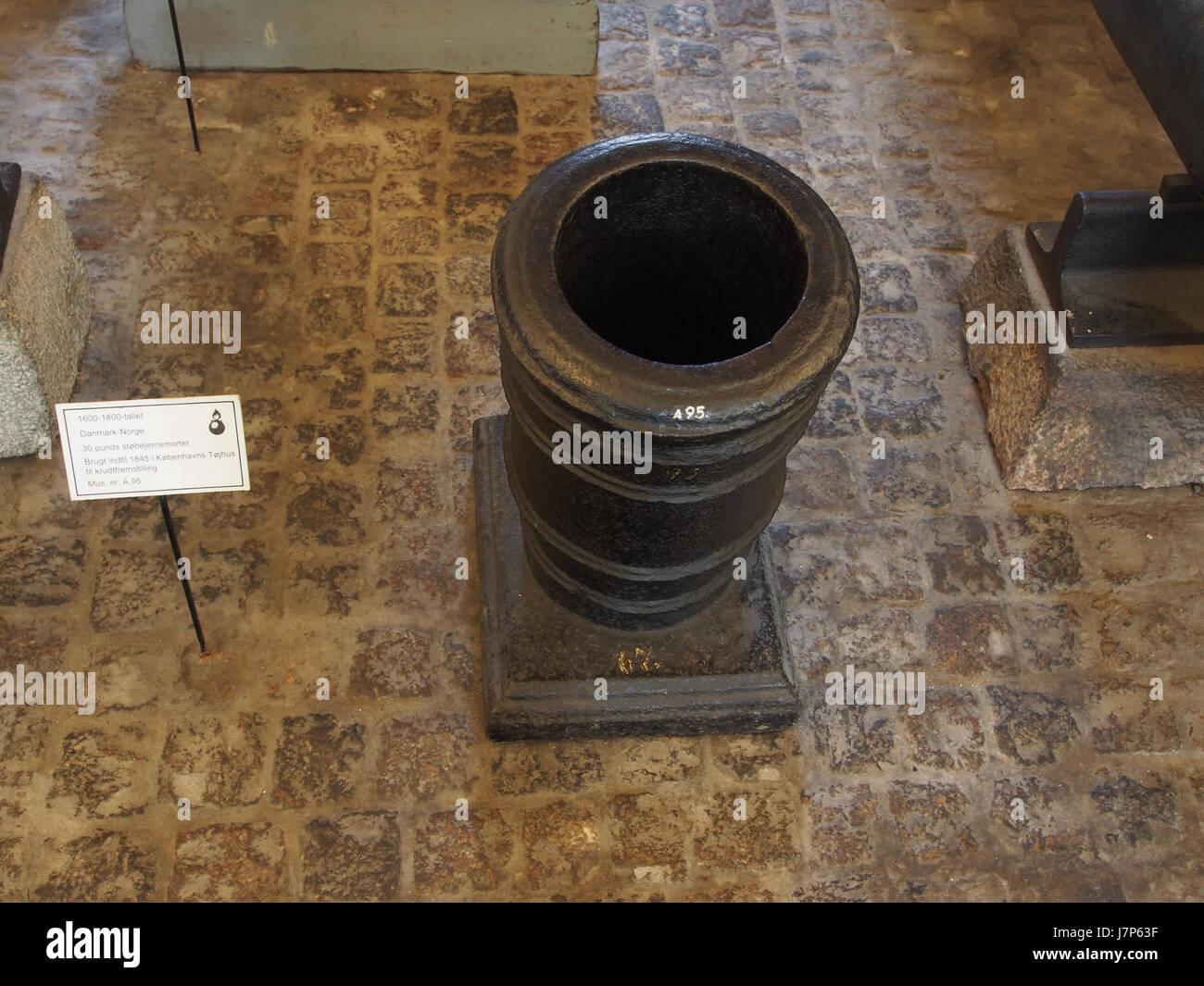 Die 1600-1800 Dänisch-norwegische gusseiserne 30-Pfünder-Kanone wurde bis 1845 im Kopenhagener Arsenal für die Herstellung von Schießpulver eingesetzt. Diese Kanone stellt einen bedeutenden Teil der Militärgeschichte in Dänemark und Norwegen während der Frühen Neuzeit dar. Stockfoto