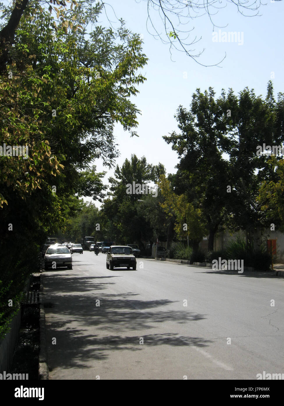 Dies ist eine Sammlung von Straßenfotos, die am 17. Shahrivar aufgenommen wurden und das tägliche Leben in Nishapur, einer Stadt im Iran, festhalten und einen Einblick in die lokale Kultur und das urbane Leben bieten. Stockfoto