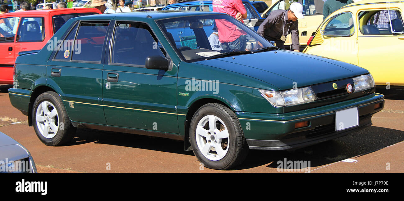 Die 1988 Isuzu Gemini Sedan ZZ ist ein Automodell, das mit Lotus Engineering für ein verbessertes Handling entwickelt wurde. Es zeigt die Zusammenarbeit zwischen den beiden Marken für ein leistungsorientiertes Fahrzeug. Stockfoto