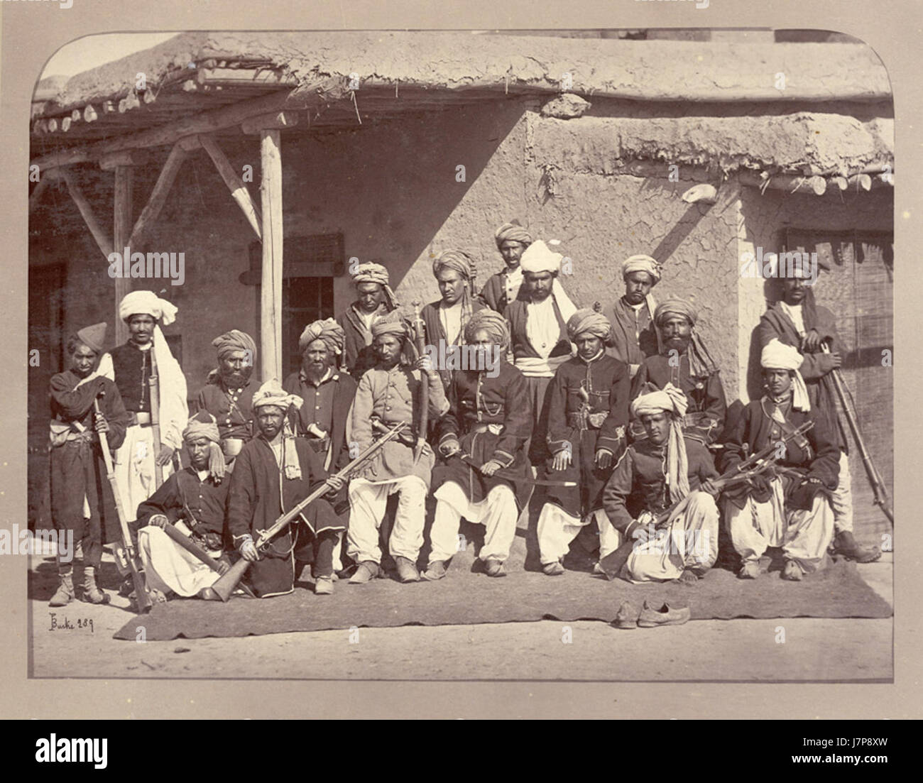 Dieses Bild zeigt afghanische Polizisten in Kabul zwischen 1879 und 80, die einen Moment im historischen Kontext Afghanistans während des Zweiten Anglo-Afghanischen Krieges festhalten und die Rolle der lokalen Streitkräfte in dieser Zeit hervorheben. Stockfoto