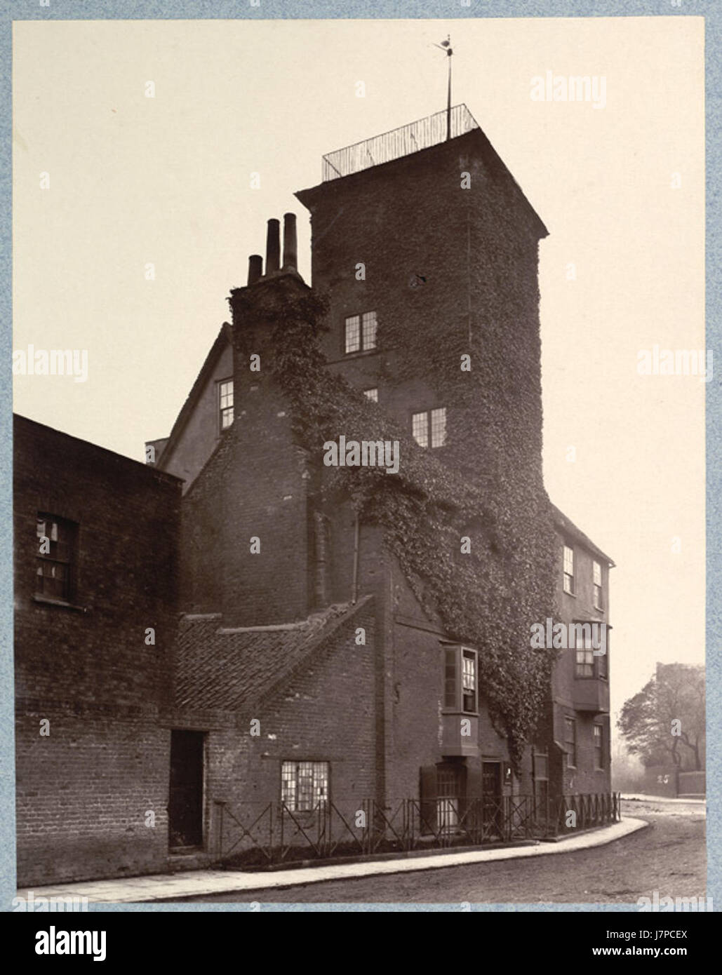 „Canonbury Tower 25“ von Henry Dixon, erbaut 1880, bietet einen detaillierten Blick auf den historischen Canonbury Tower in London, der seine architektonischen Merkmale und seine Bedeutung in der englischen Geschichte festlegt. Stockfoto