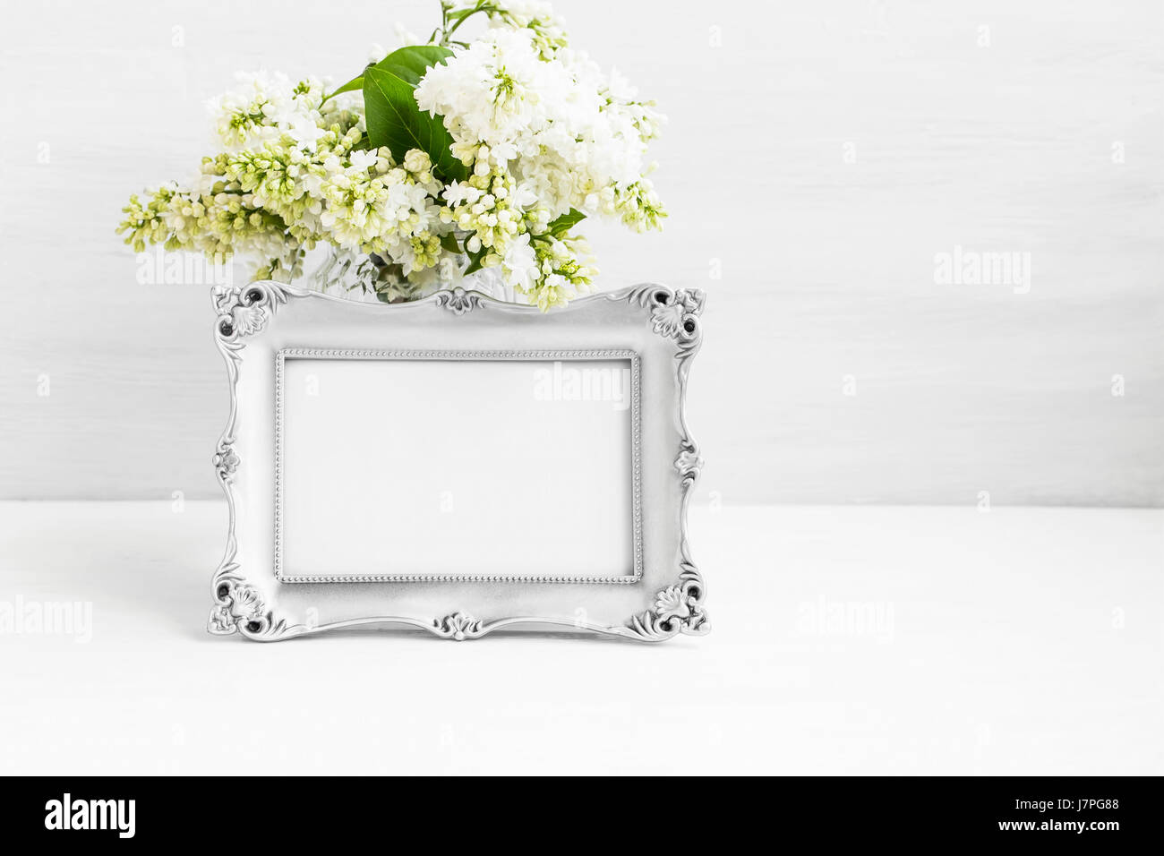 Bilderrahmen Vintage Silber mit lila Blüten auf weißem Stillleben board Stockfoto